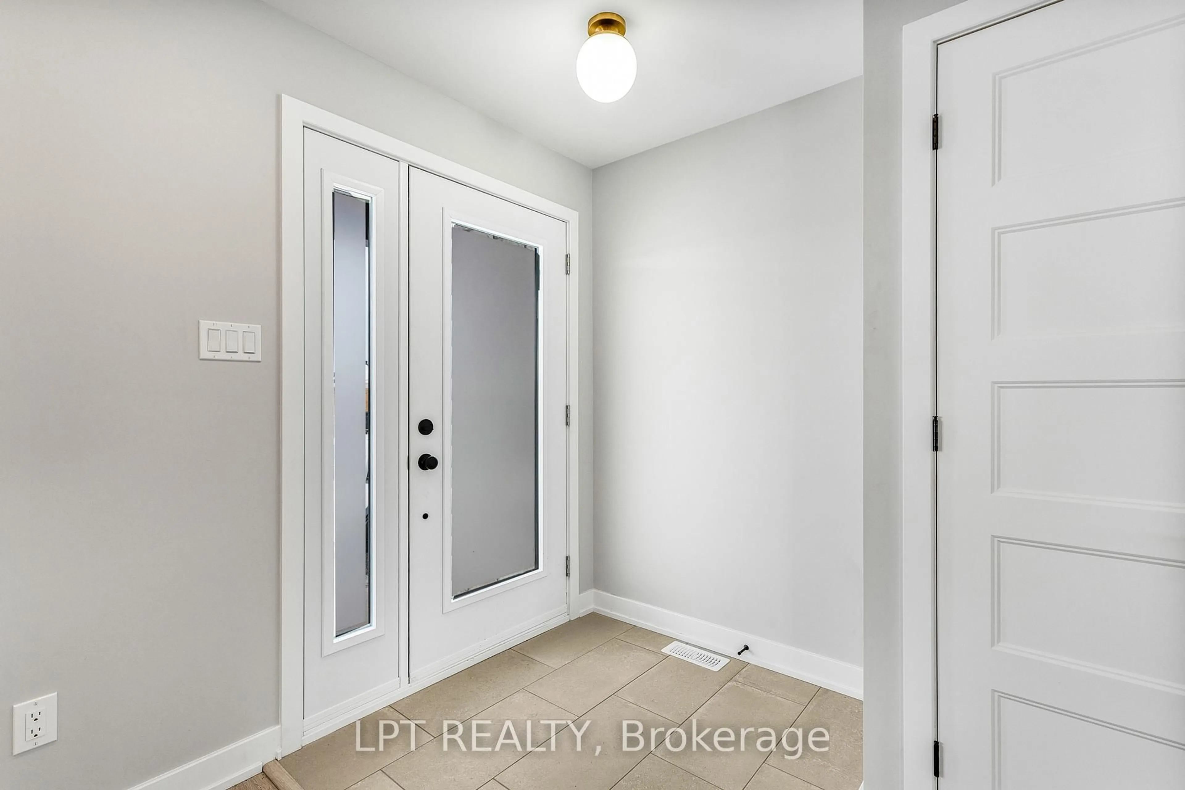 Indoor entryway for 965 Katia St, The Nation Ontario K0A 2M0