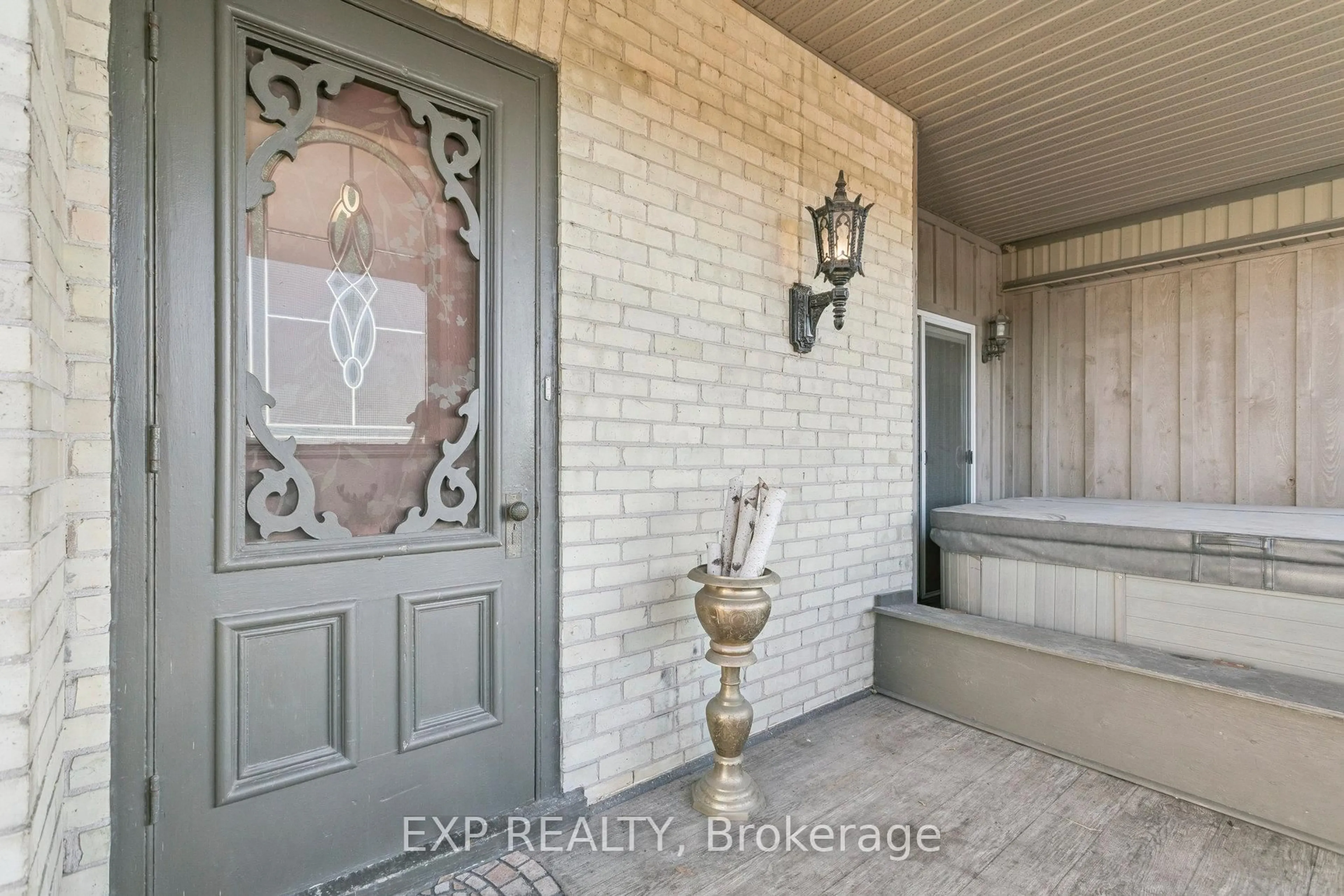 Indoor entryway for 132 QUEEN St, Cambridge Ontario N3C 1G3