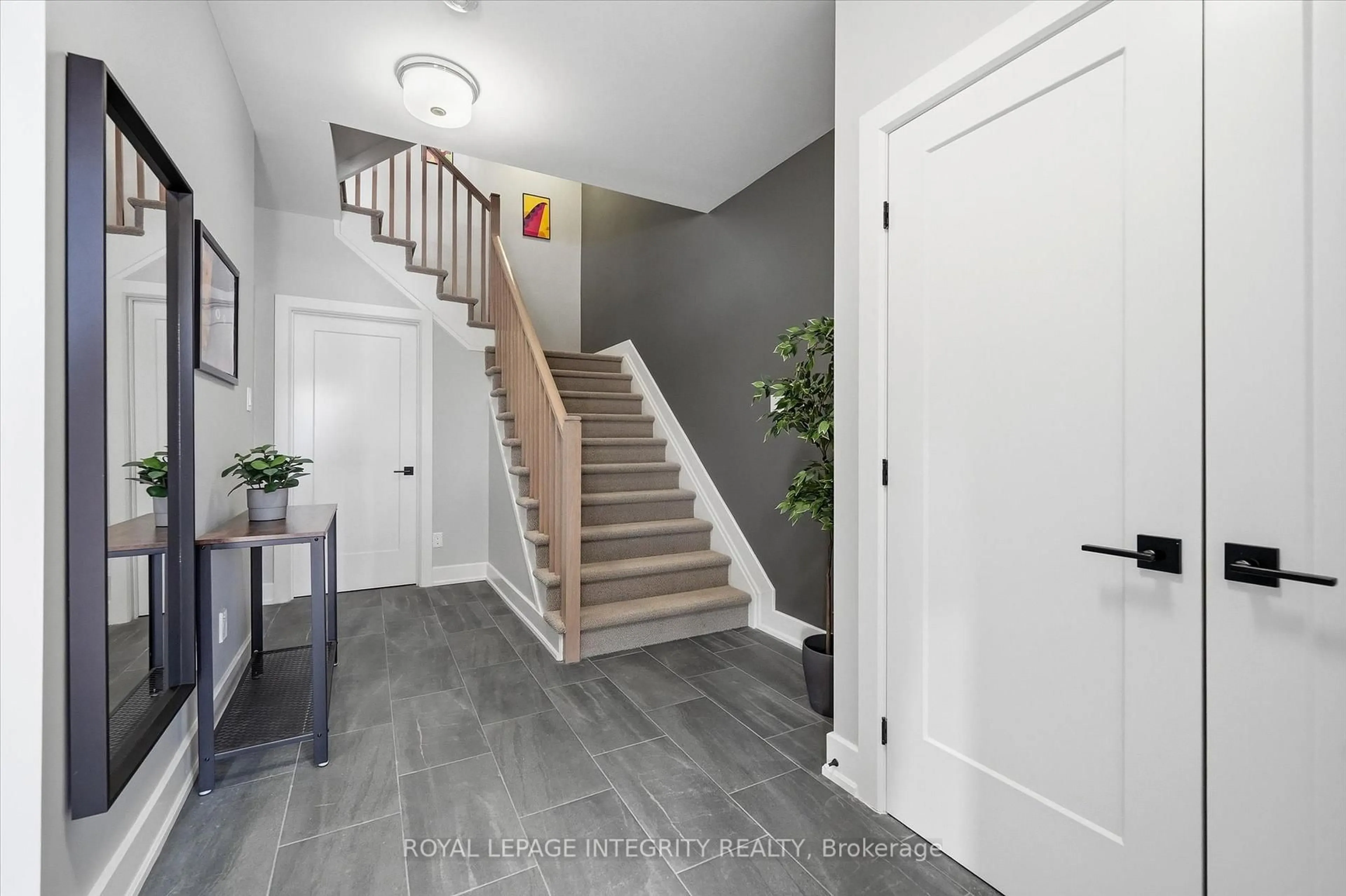 Indoor entryway for 517 Stadacone Row, Ottawa Ontario K4A 1J8
