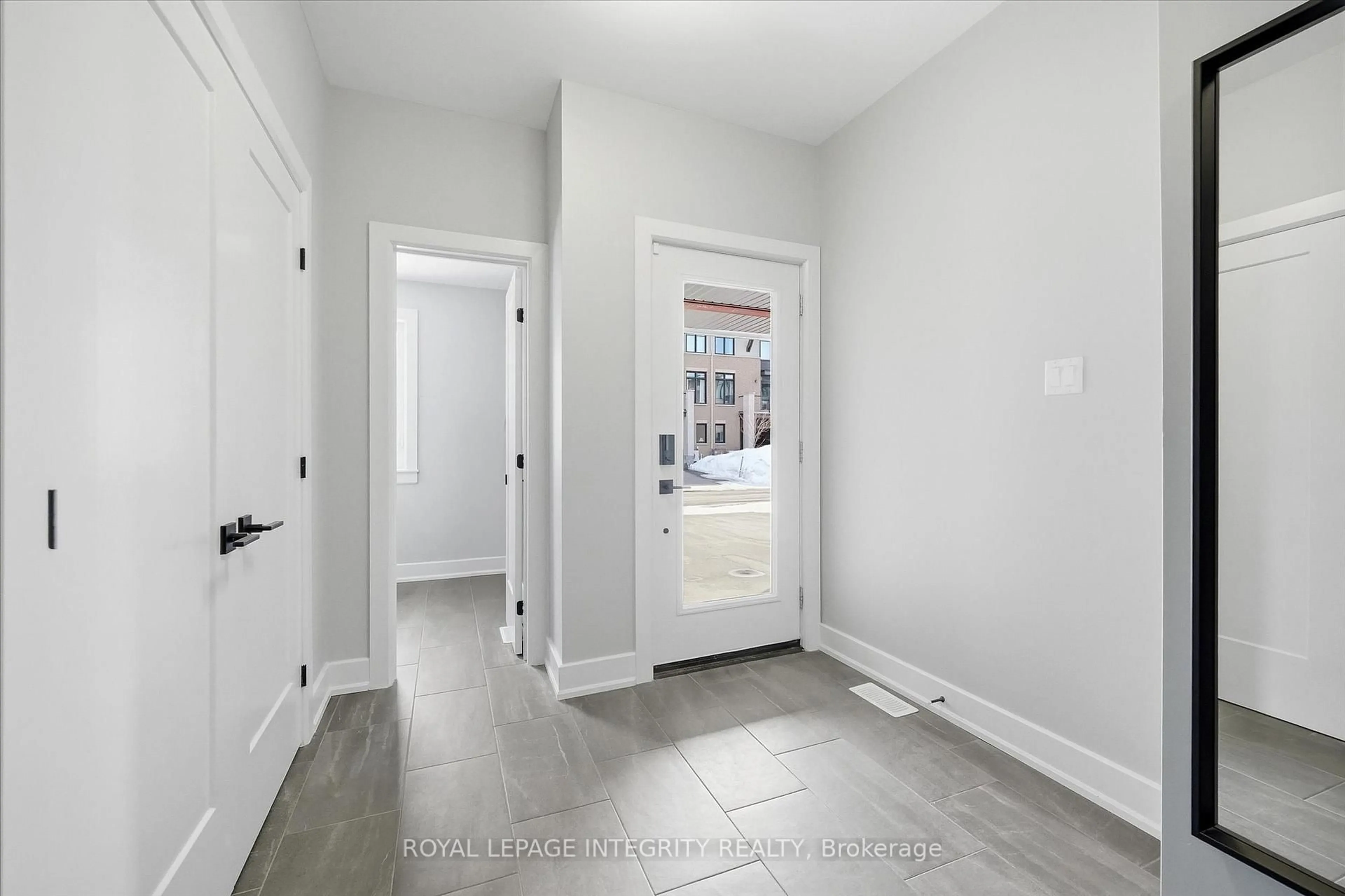 Indoor entryway for 517 Stadacone Row, Ottawa Ontario K4A 1J8