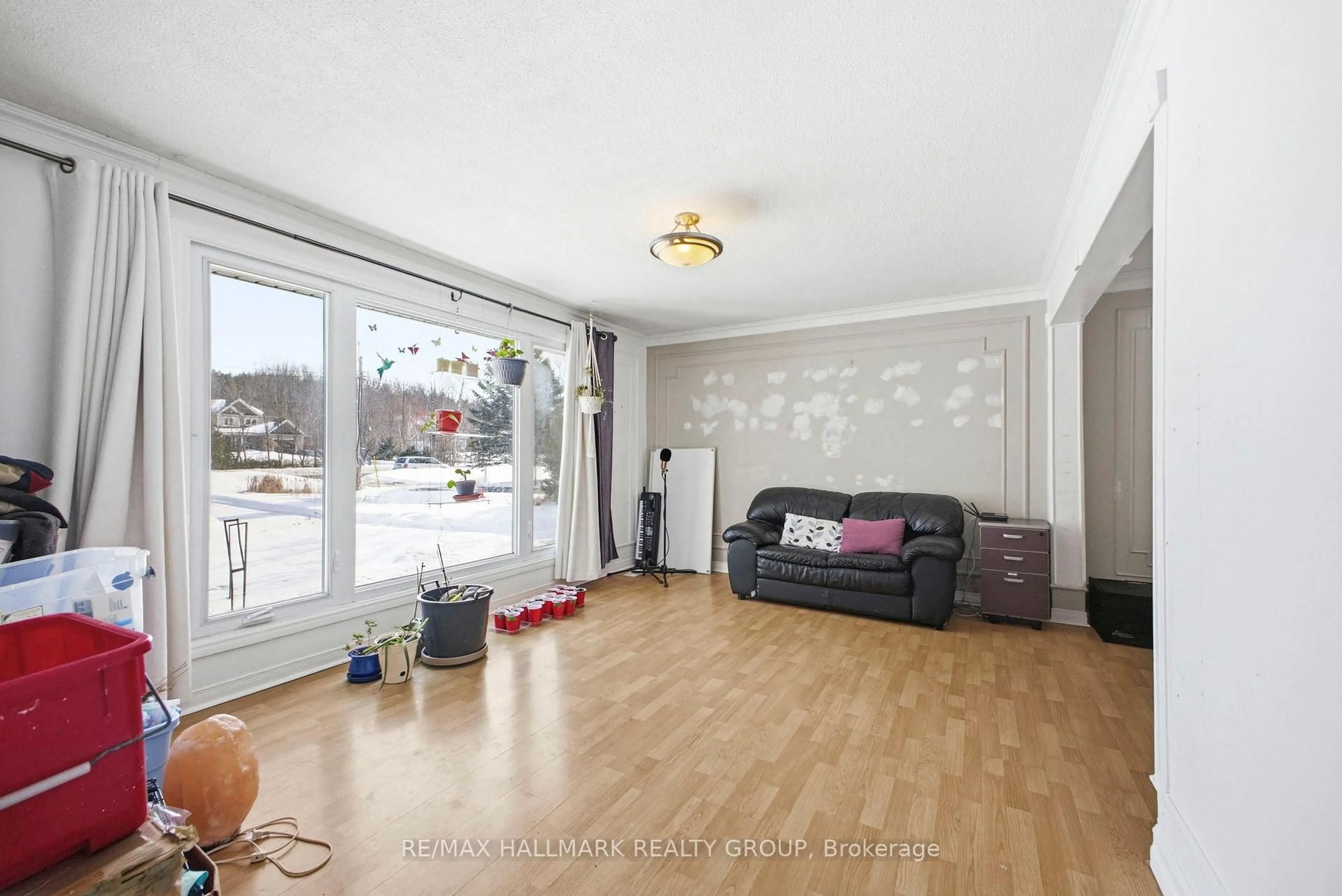 Living room with furniture, wood/laminate floor for 917 DU CASTOR Rd, The Nation Ontario K0A 3C0
