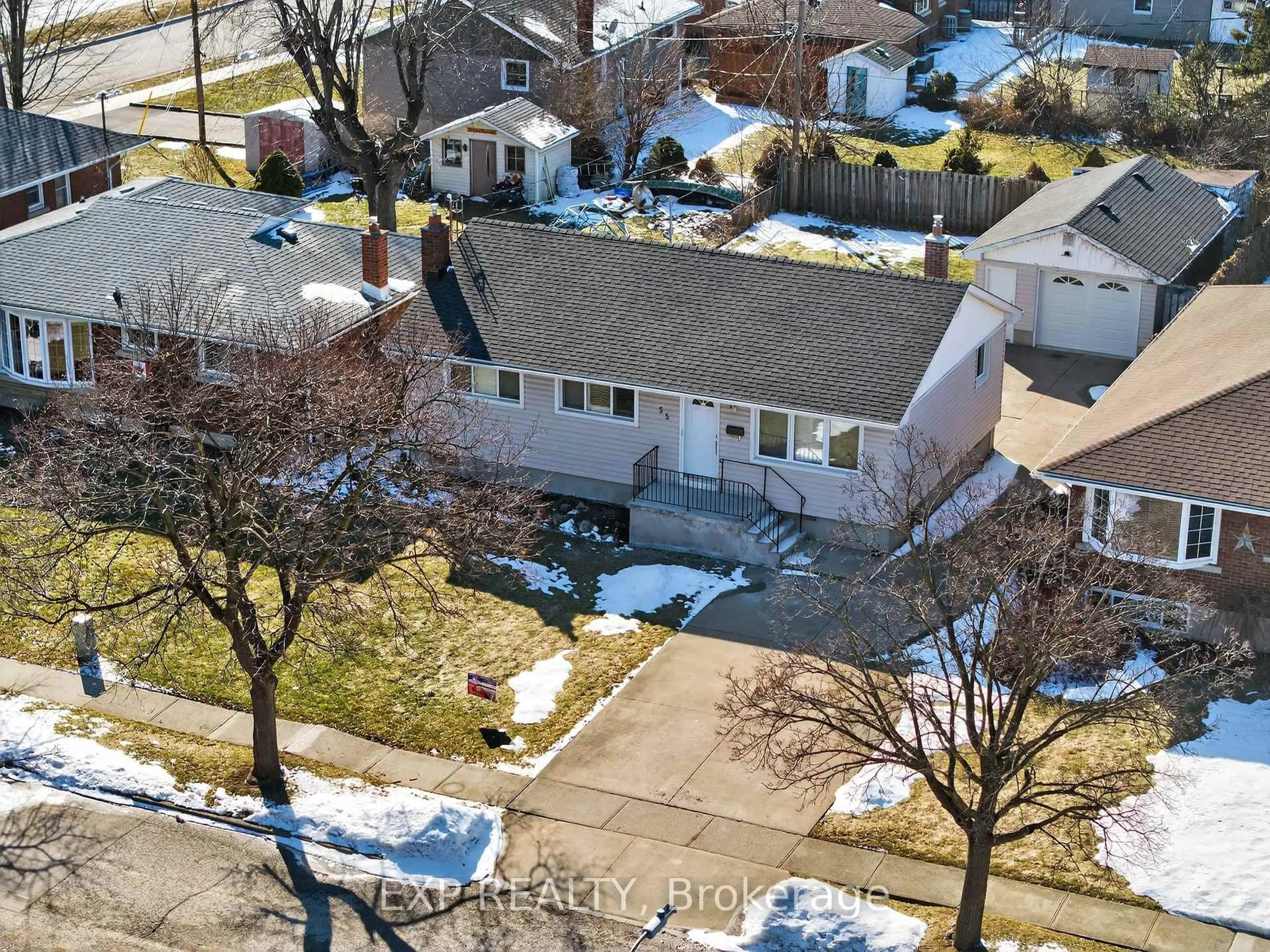 A pic from outside/outdoor area/front of a property/back of a property/a pic from drone, street for 55 Parkdale Dr, Thorold Ontario L2V 2N7