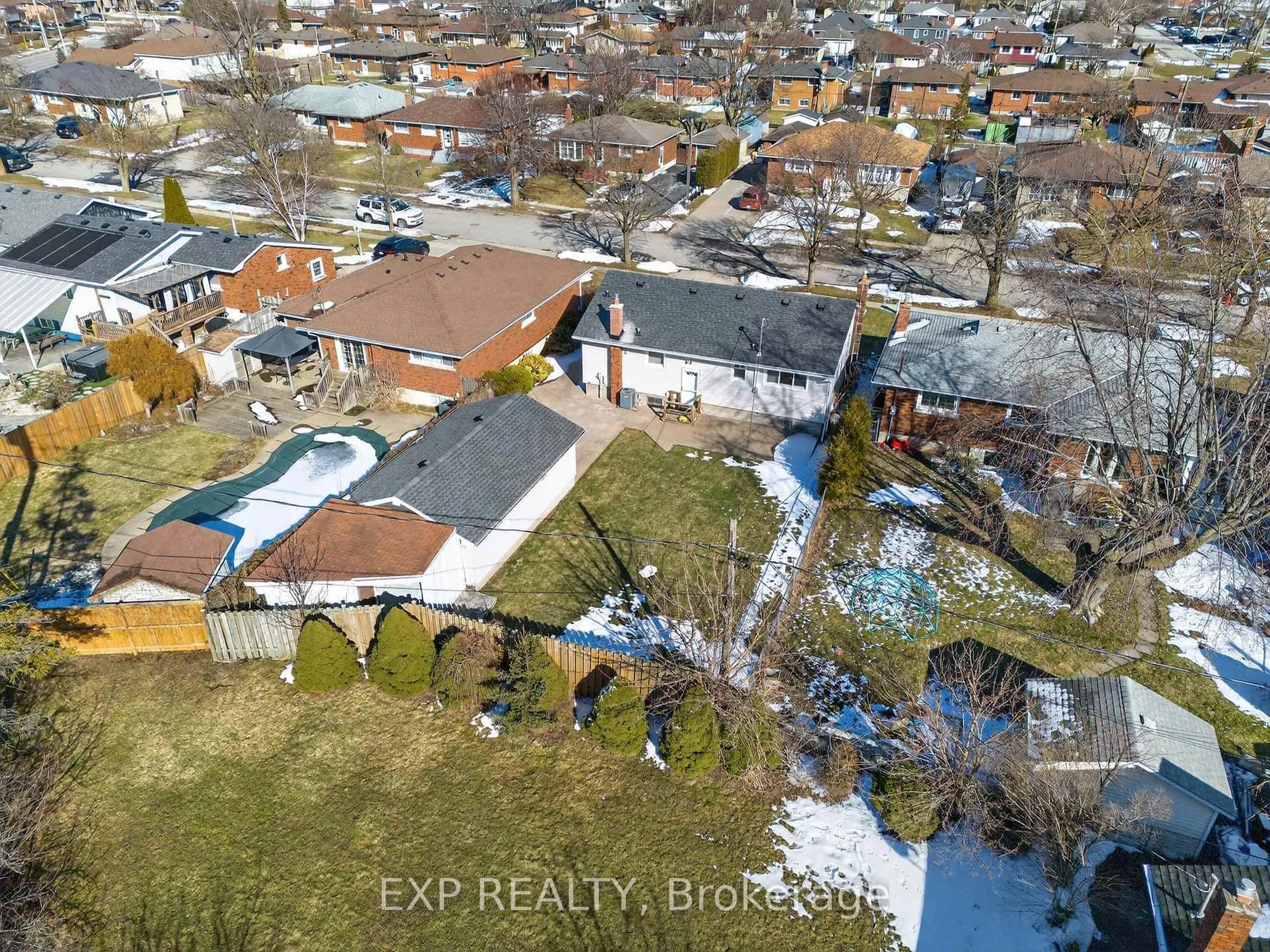 A pic from outside/outdoor area/front of a property/back of a property/a pic from drone, street for 55 Parkdale Dr, Thorold Ontario L2V 2N7