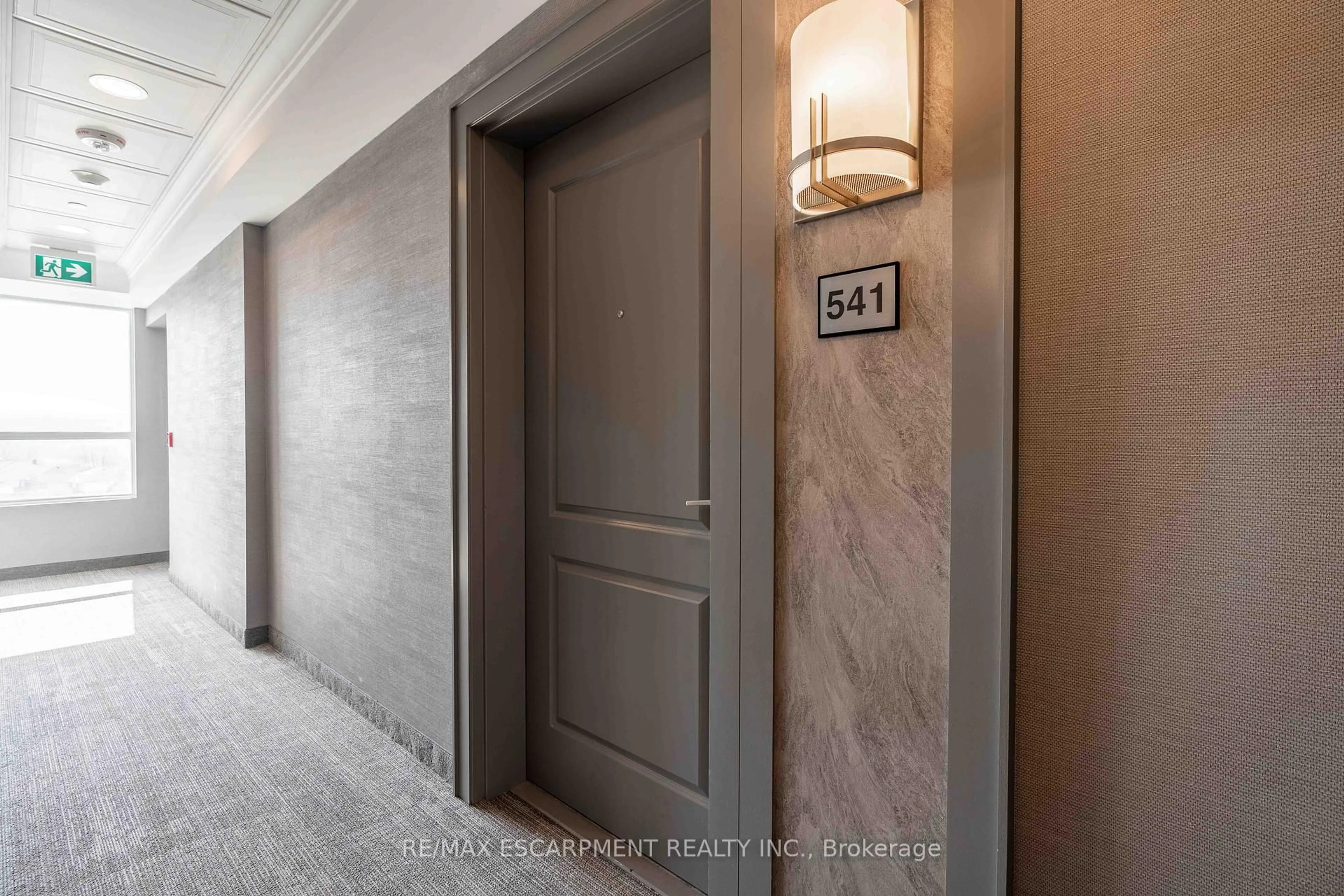 Indoor foyer for 5055 Greenlane Rd #541, Lincoln Ontario L3J 2J3