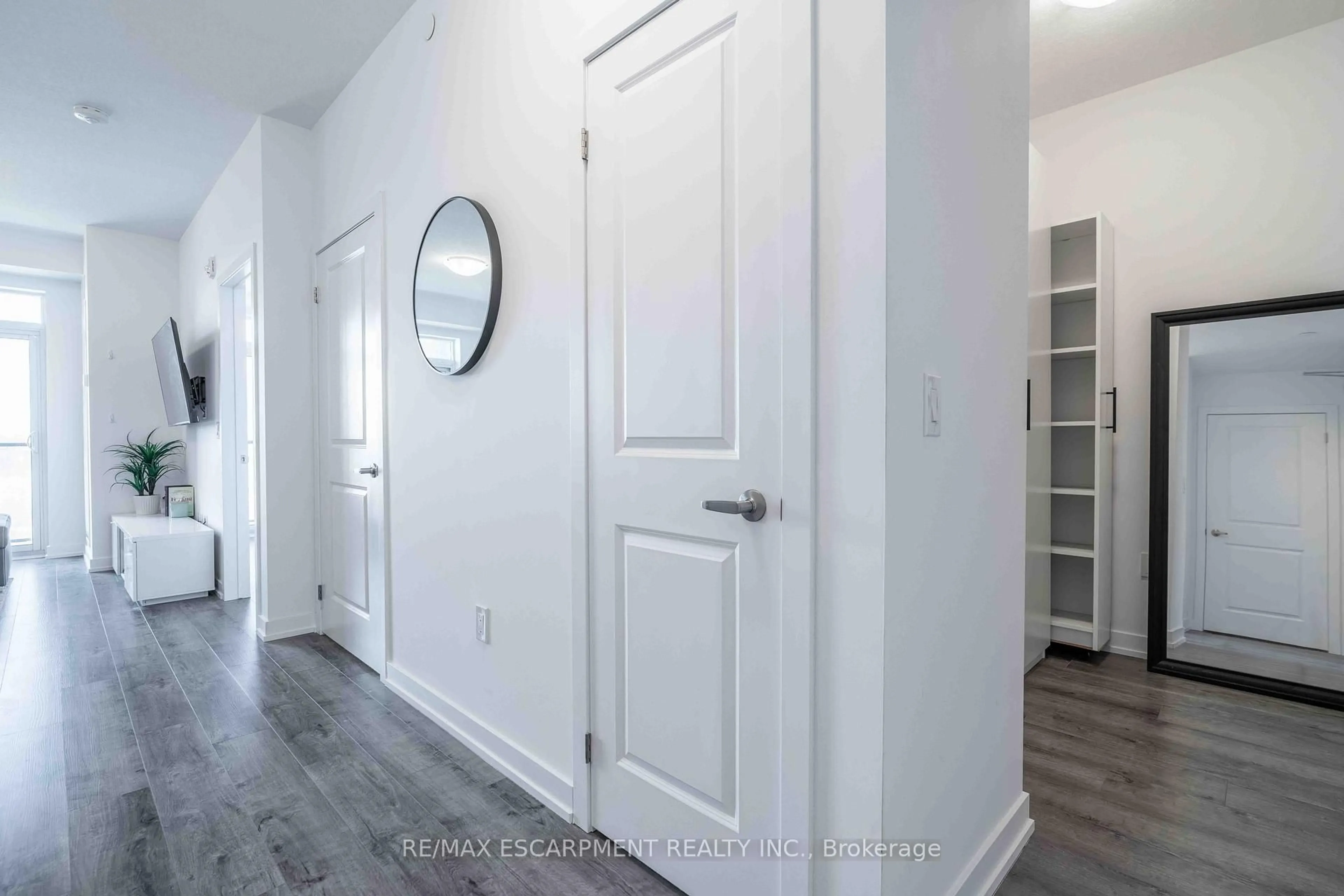 Indoor entryway for 5055 Greenlane Rd #541, Lincoln Ontario L3J 2J3