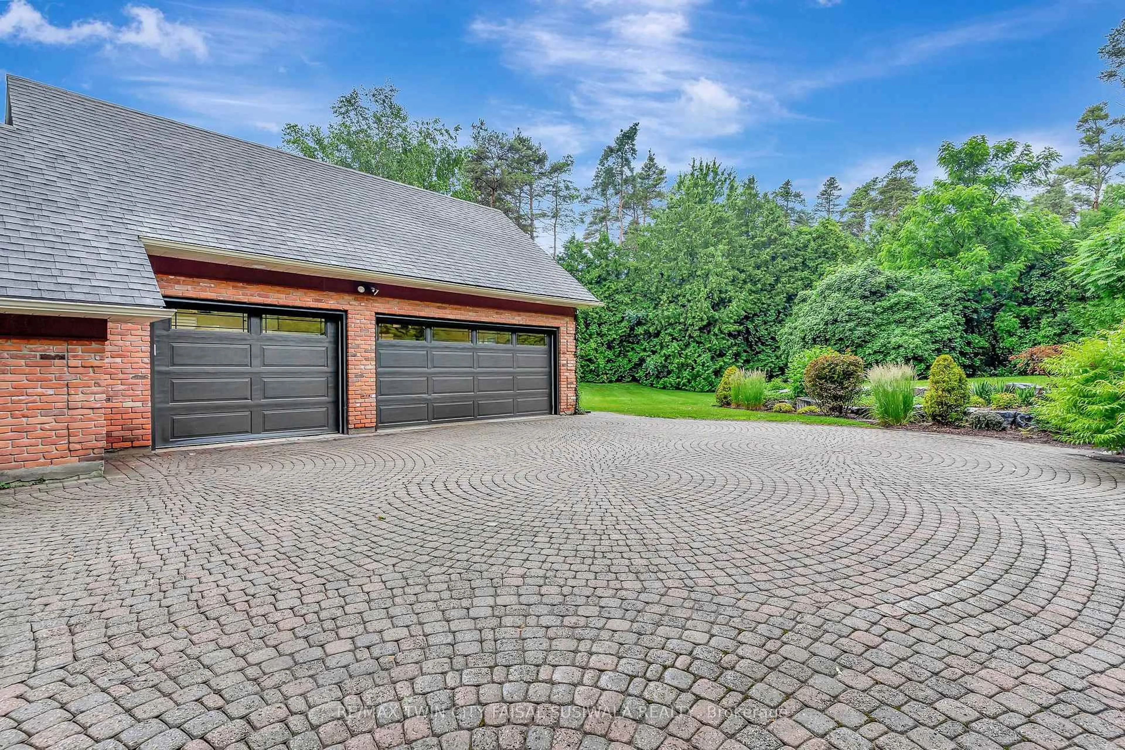 Indoor garage for 22 Deerpath Crt, Cambridge Ontario N1T 1H7