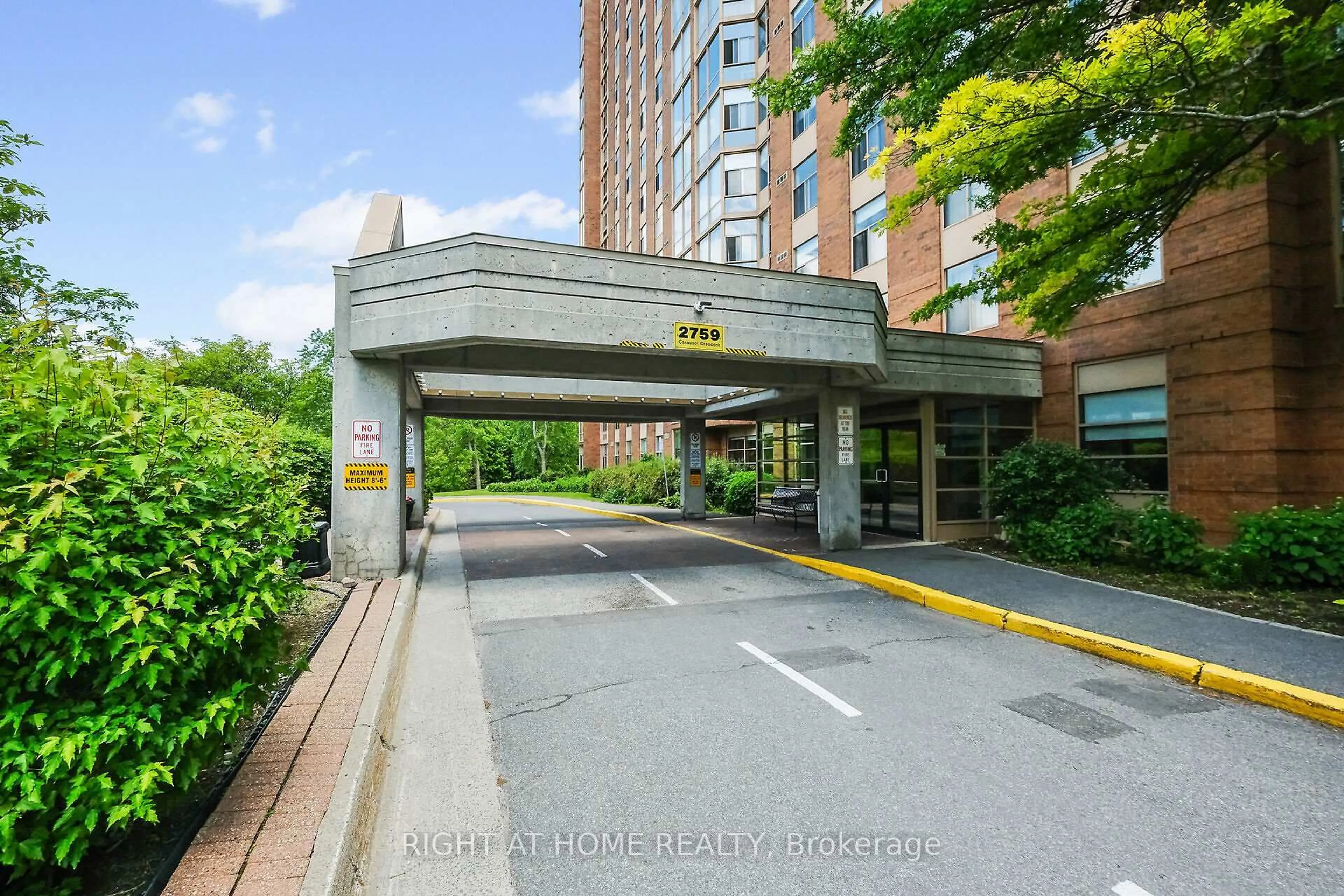 Indoor foyer for 2759 Carousel Cres #808, Ottawa Ontario K1T 2N5