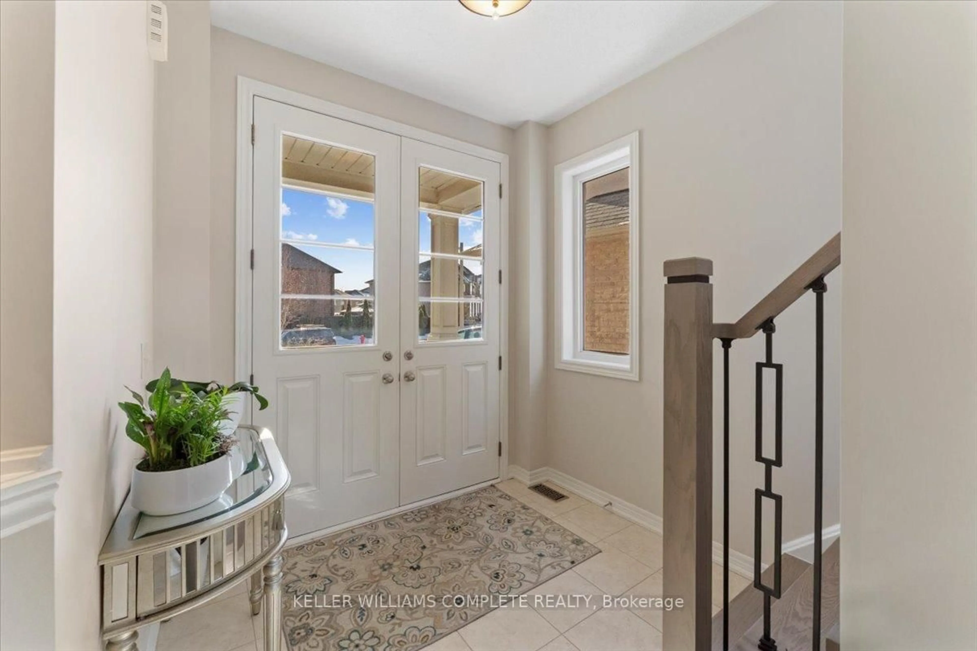 Indoor entryway for 139 VINTON Rd, Hamilton Ontario L9K 0G7