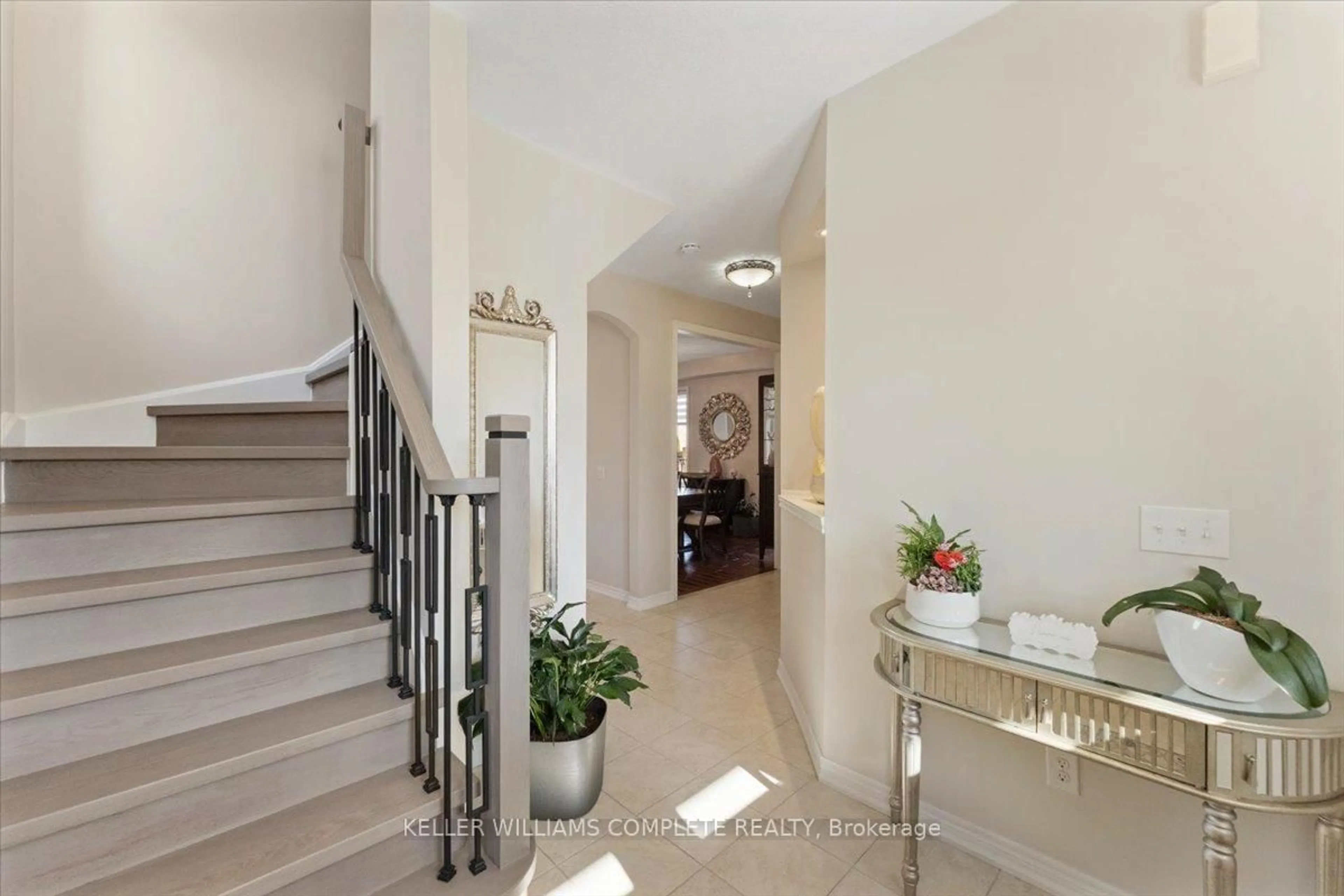 Indoor foyer for 139 VINTON Rd, Hamilton Ontario L9K 0G7