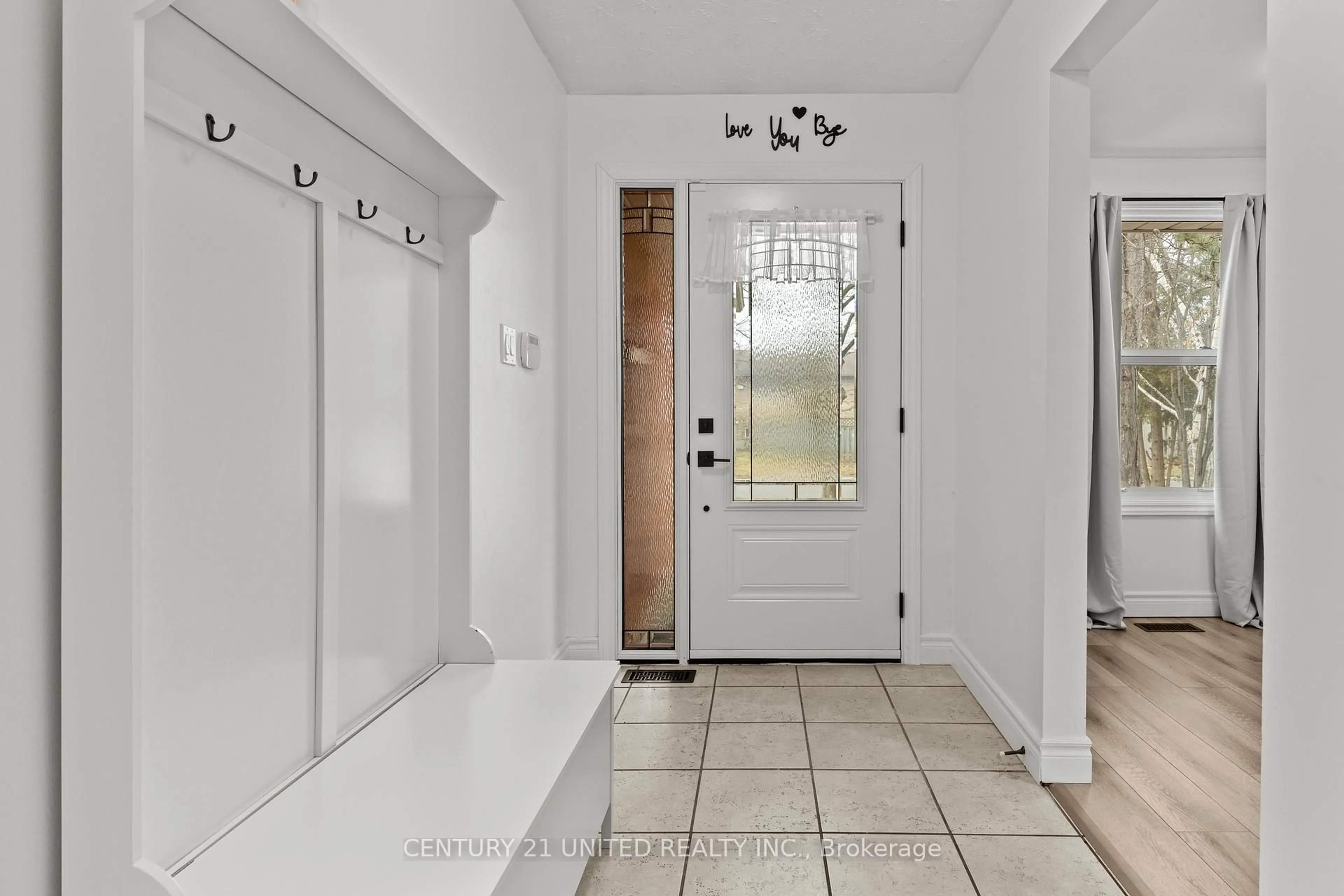 Indoor entryway for 6 Elmvale Crt, Haldimand Ontario N0A 1S0