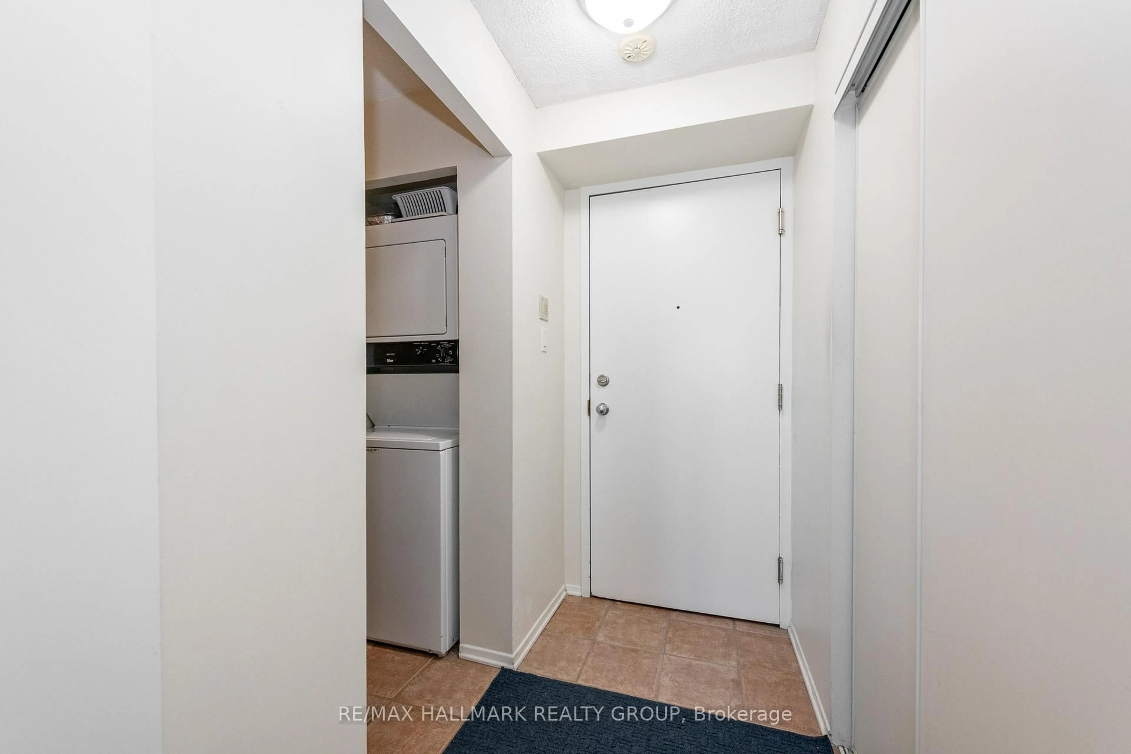 Indoor entryway for 1025 Grenon Ave #1009, Ottawa Ontario K2B 8S5
