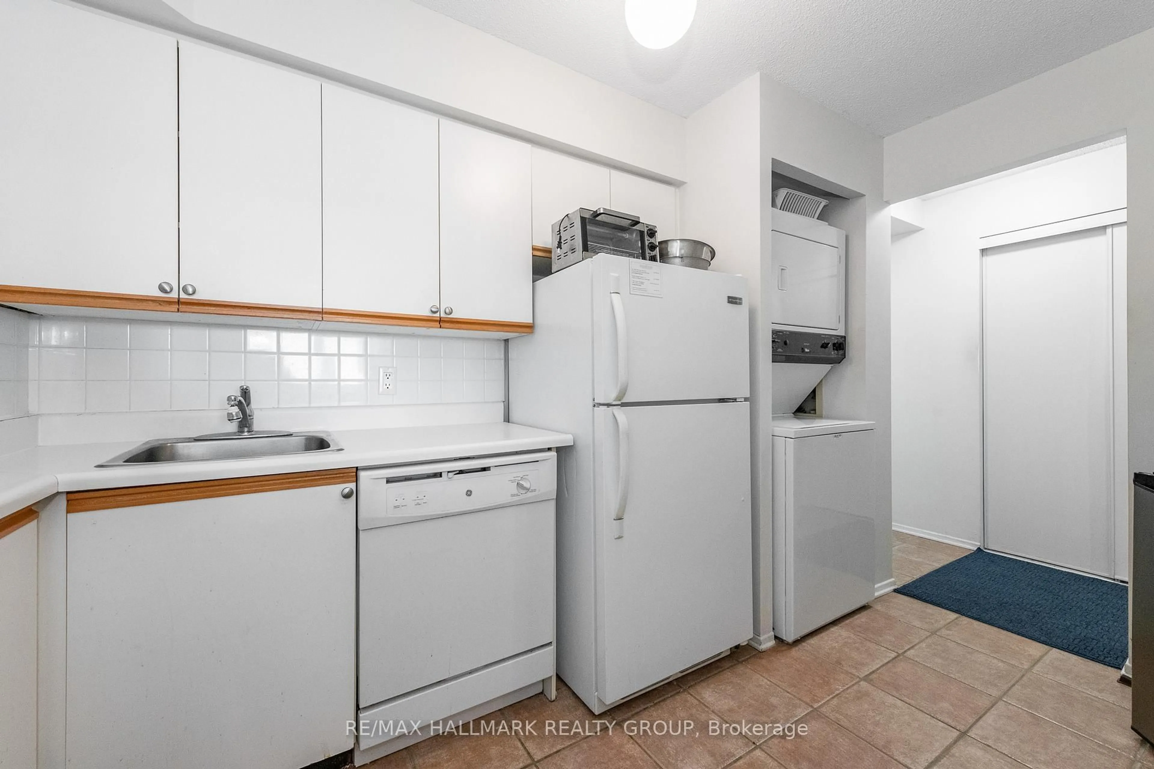 Standard kitchen, unknown for 1025 Grenon Ave #1009, Ottawa Ontario K2B 8S5