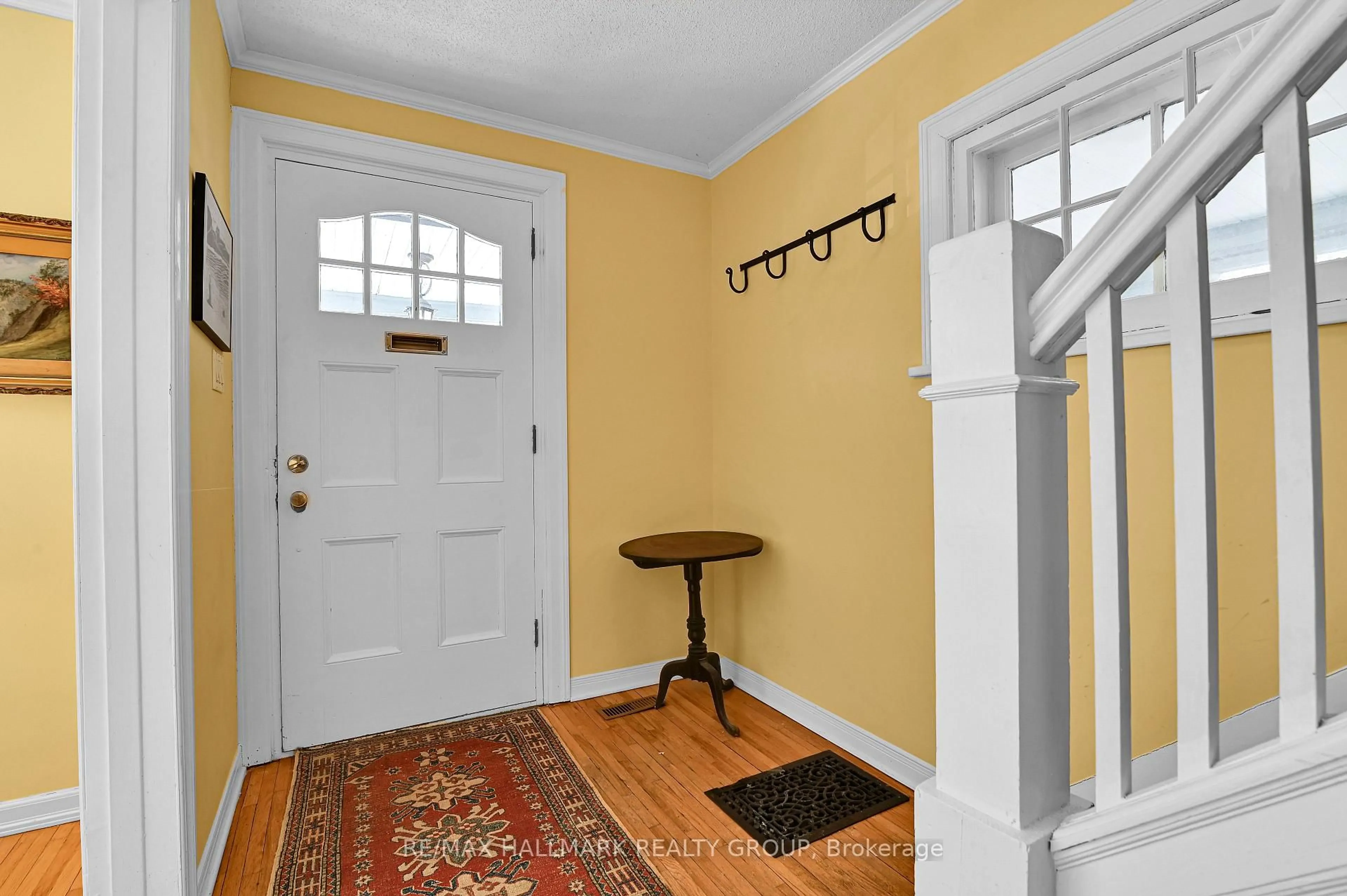 Indoor entryway for 9 Rock Ave, Ottawa Ontario K1M 1A5