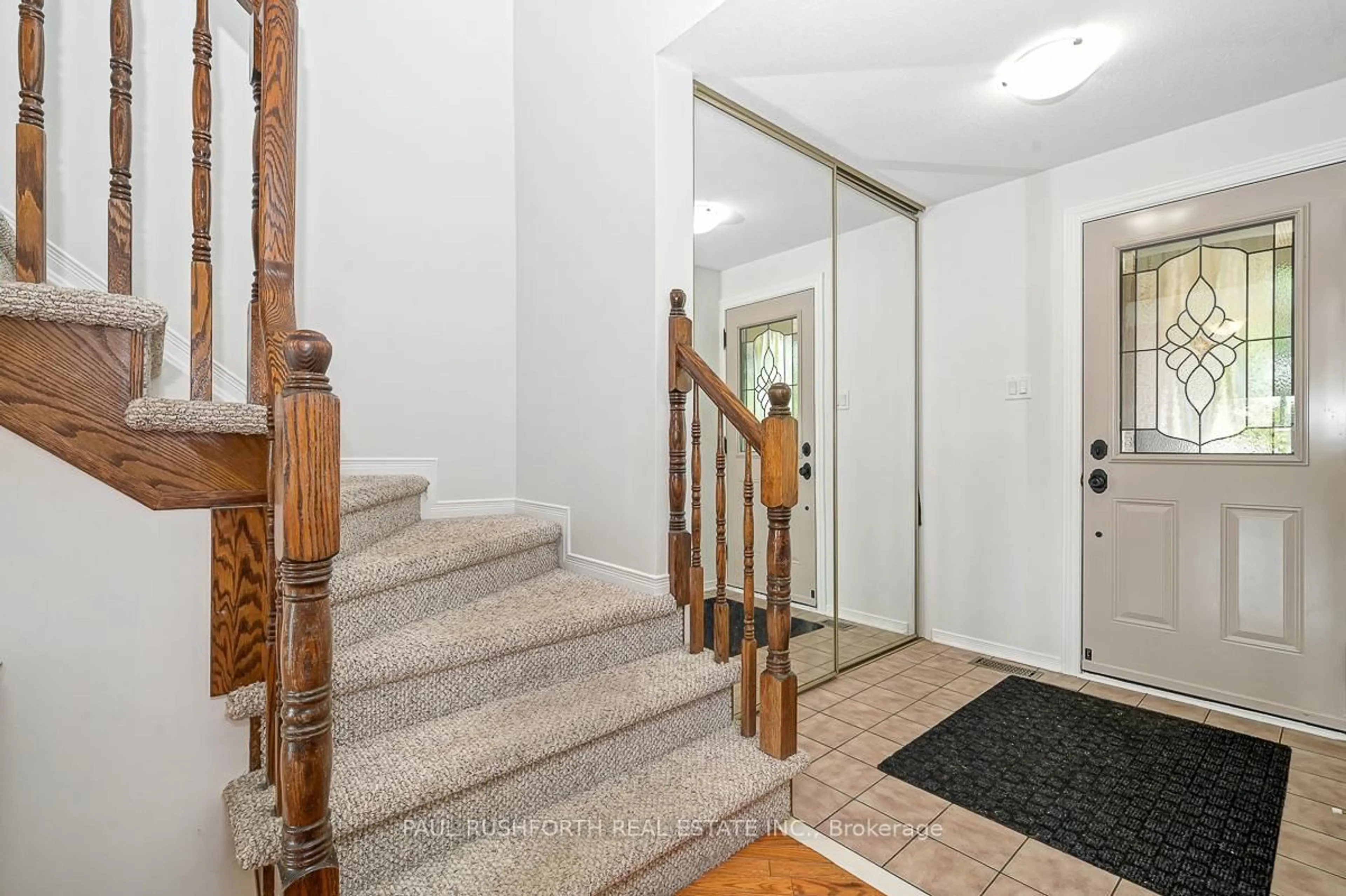 Indoor foyer for 1793 Hunters Run Dr, Ottawa Ontario K1C 6X3