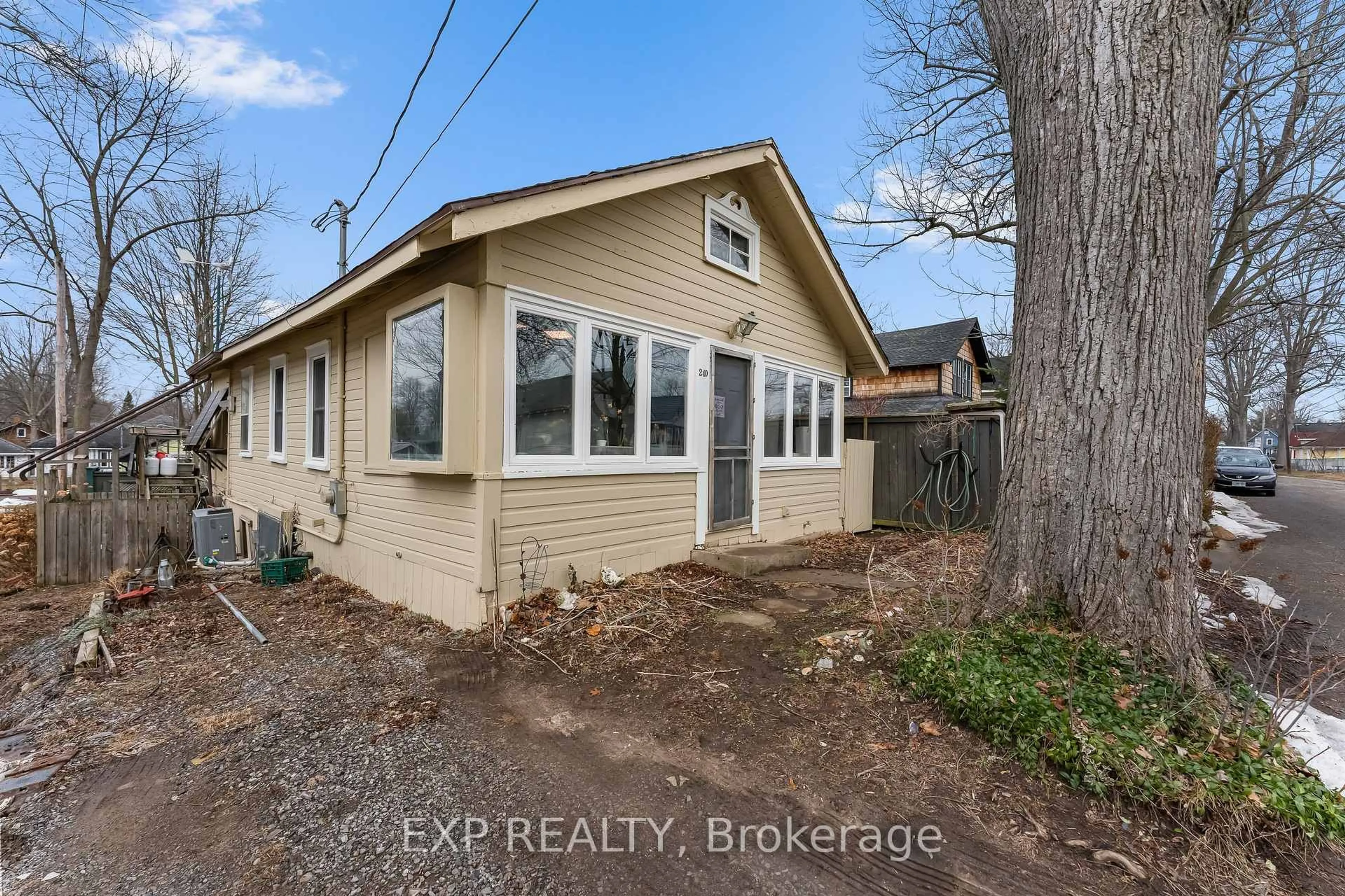 A pic from outside/outdoor area/front of a property/back of a property/a pic from drone, unknown for 240 LINCOLN Rd, Fort Erie Ontario L0S 1B0