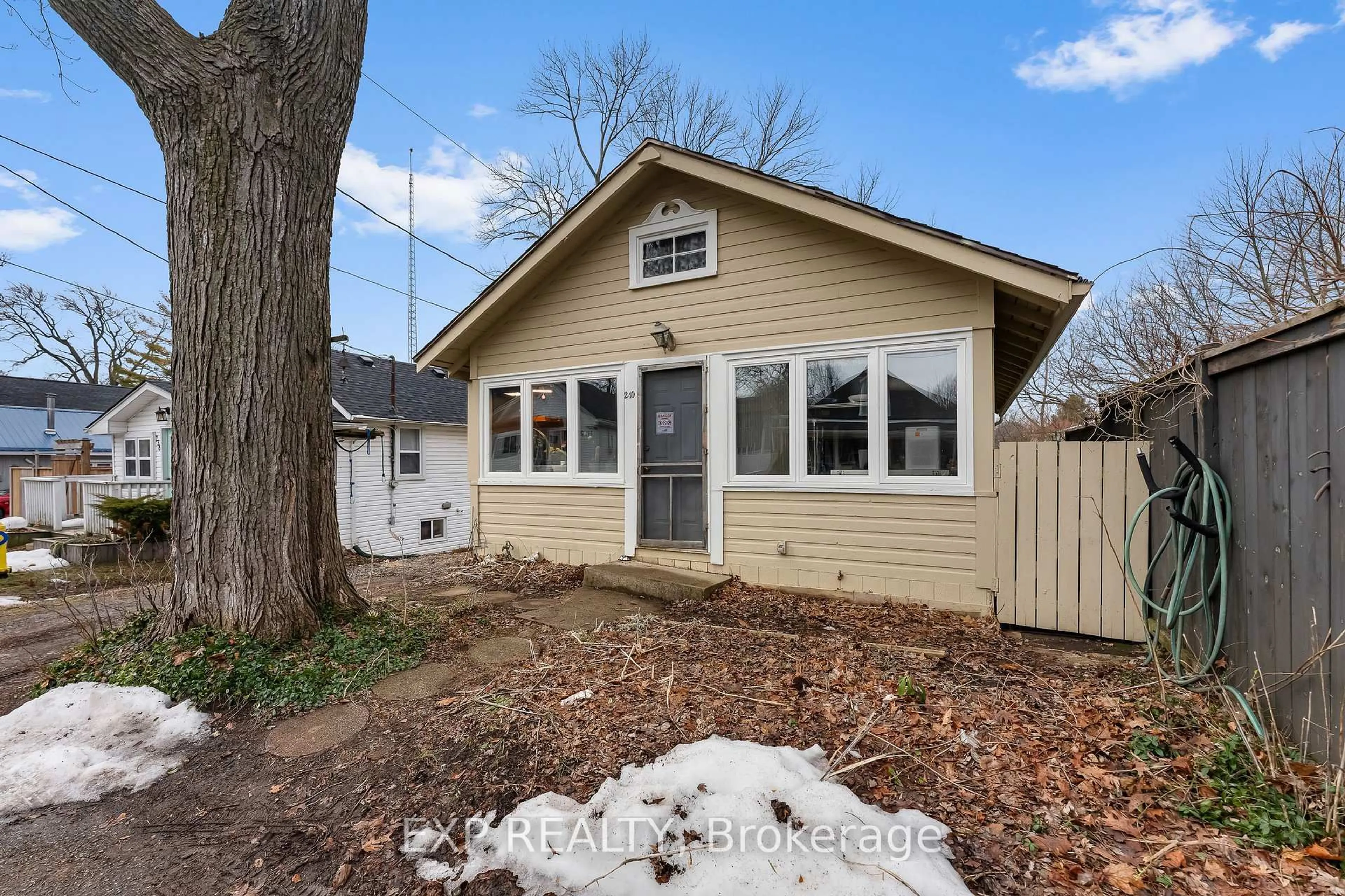 Home with vinyl exterior material, street for 240 LINCOLN Rd, Fort Erie Ontario L0S 1B0