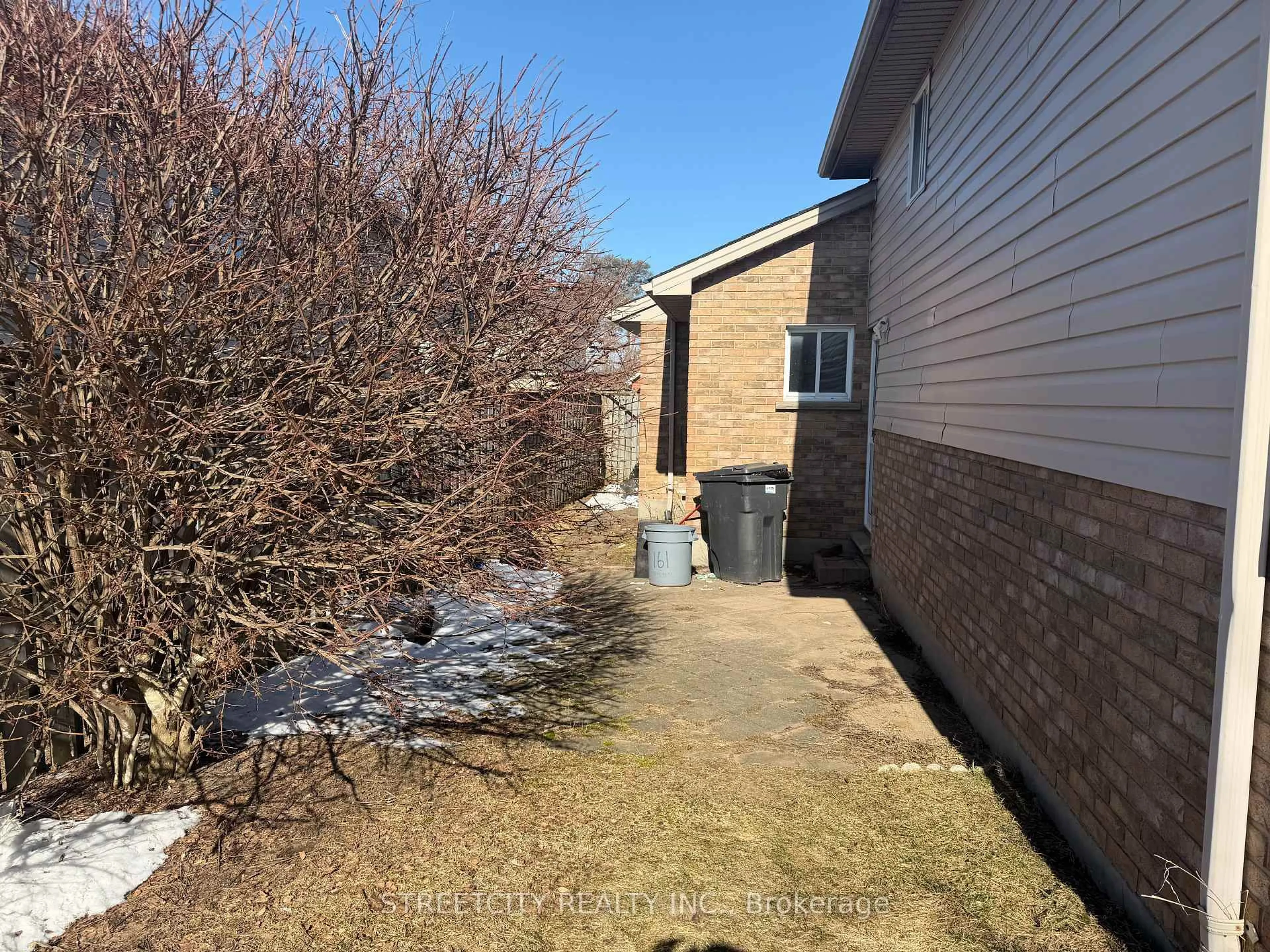 A pic from outside/outdoor area/front of a property/back of a property/a pic from drone, street for 161 Thurman Circ, London East Ontario N5V 4Z1