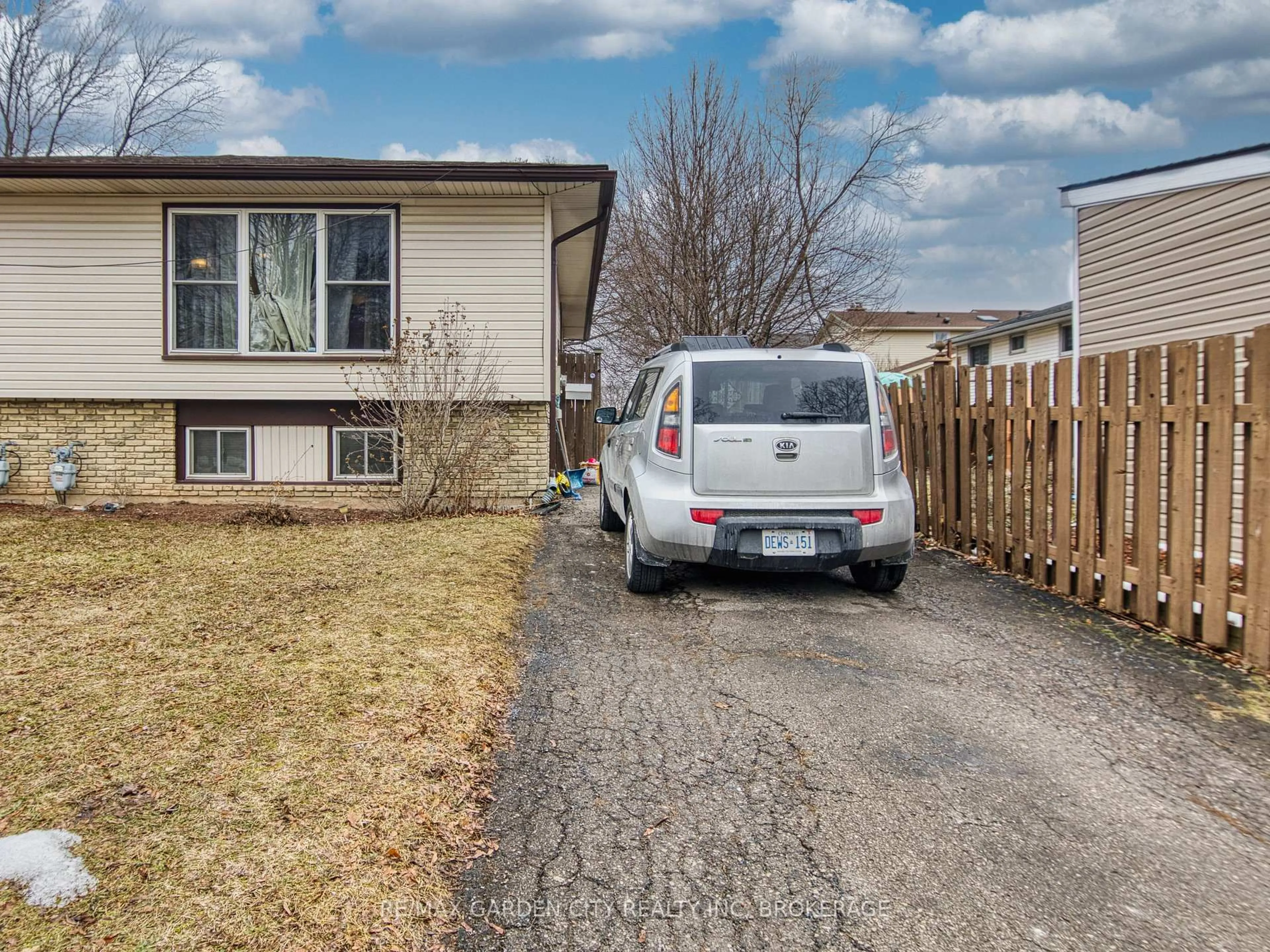 Unknown for 3 Tara Cres, Thorold Ontario L2V 4M1