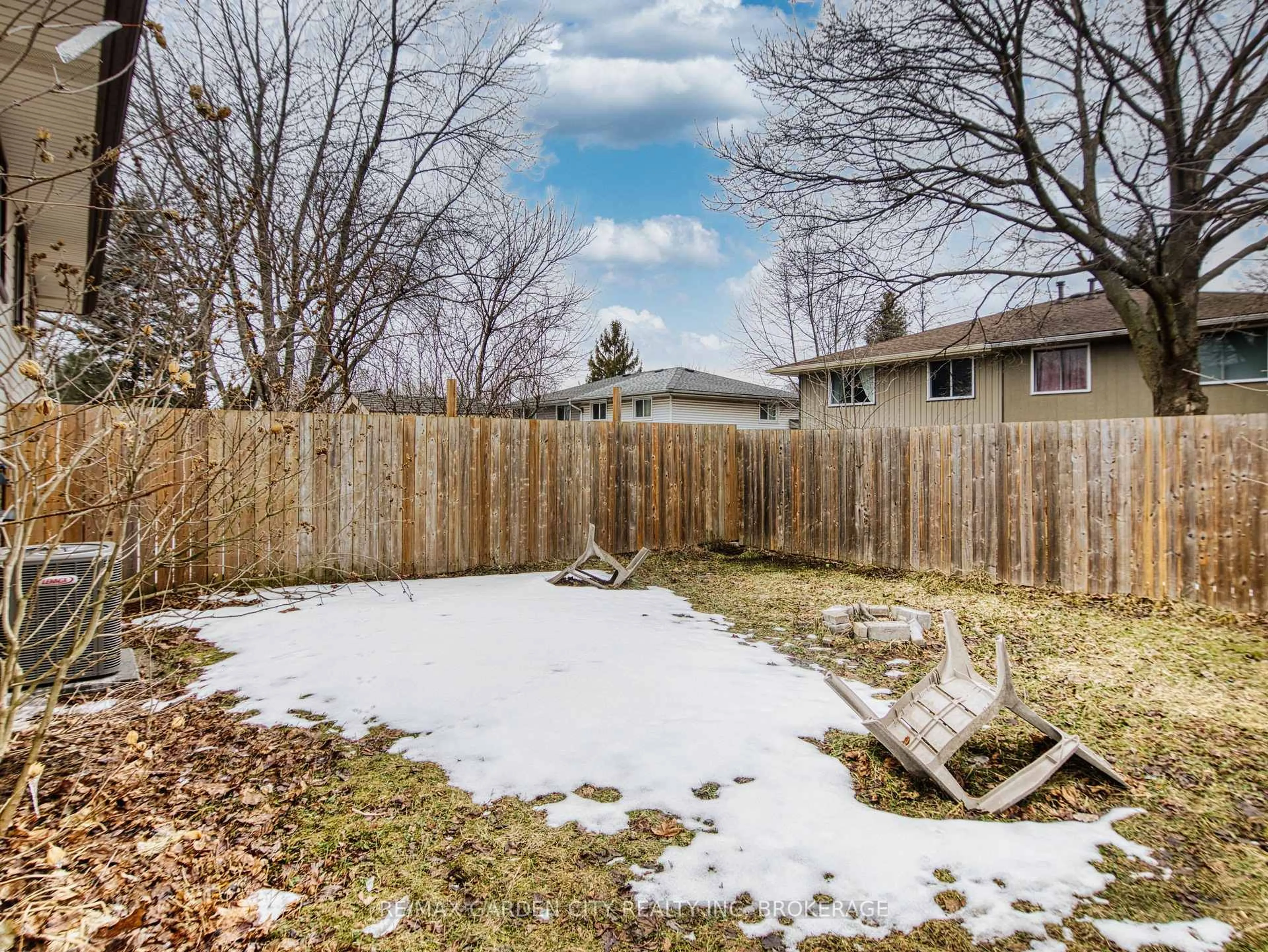 Patio, unknown for 3 Tara Cres, Thorold Ontario L2V 4M1