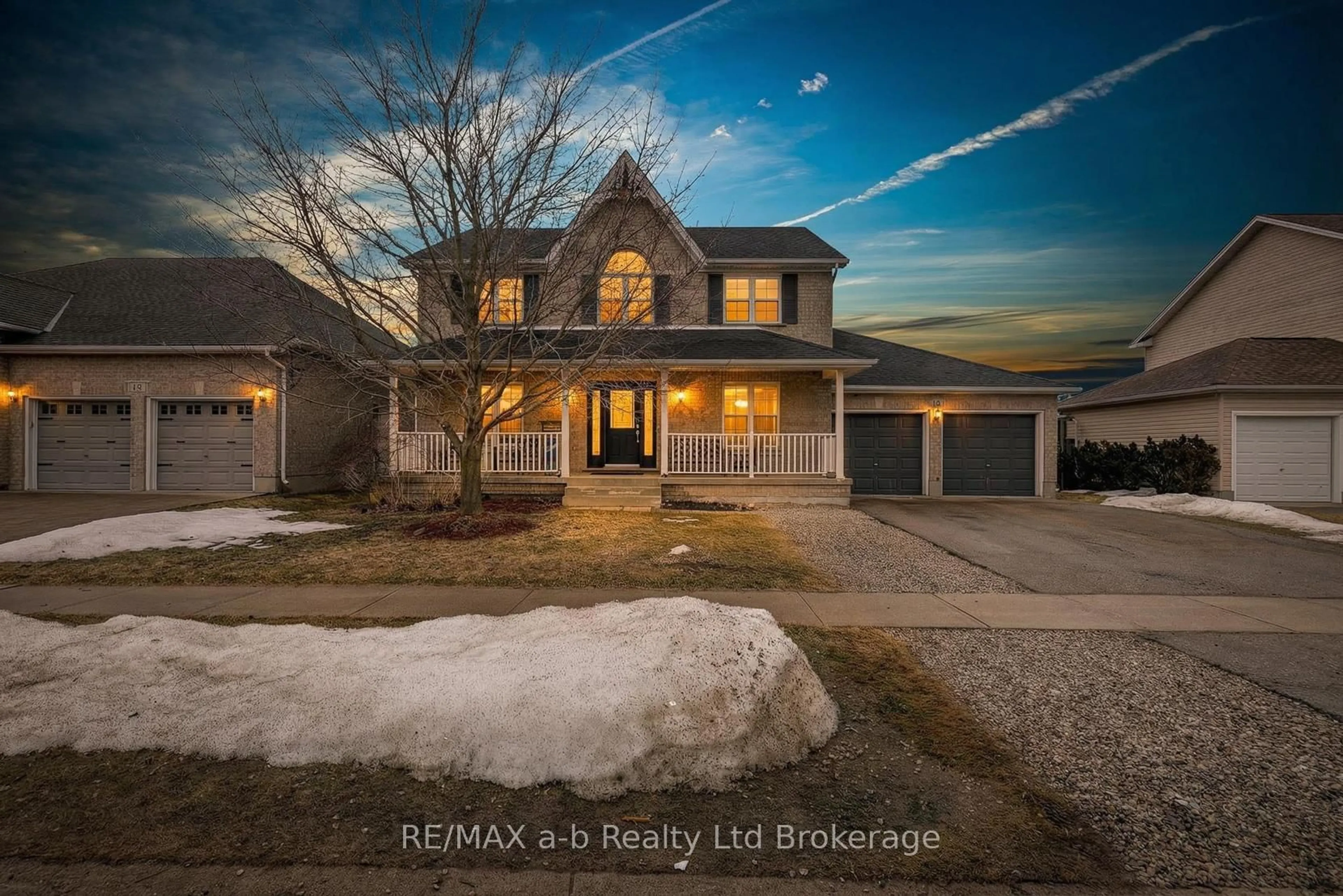 A pic from outside/outdoor area/front of a property/back of a property/a pic from drone, unknown for 20 Owen St, Ingersoll Ontario N5C 4G7