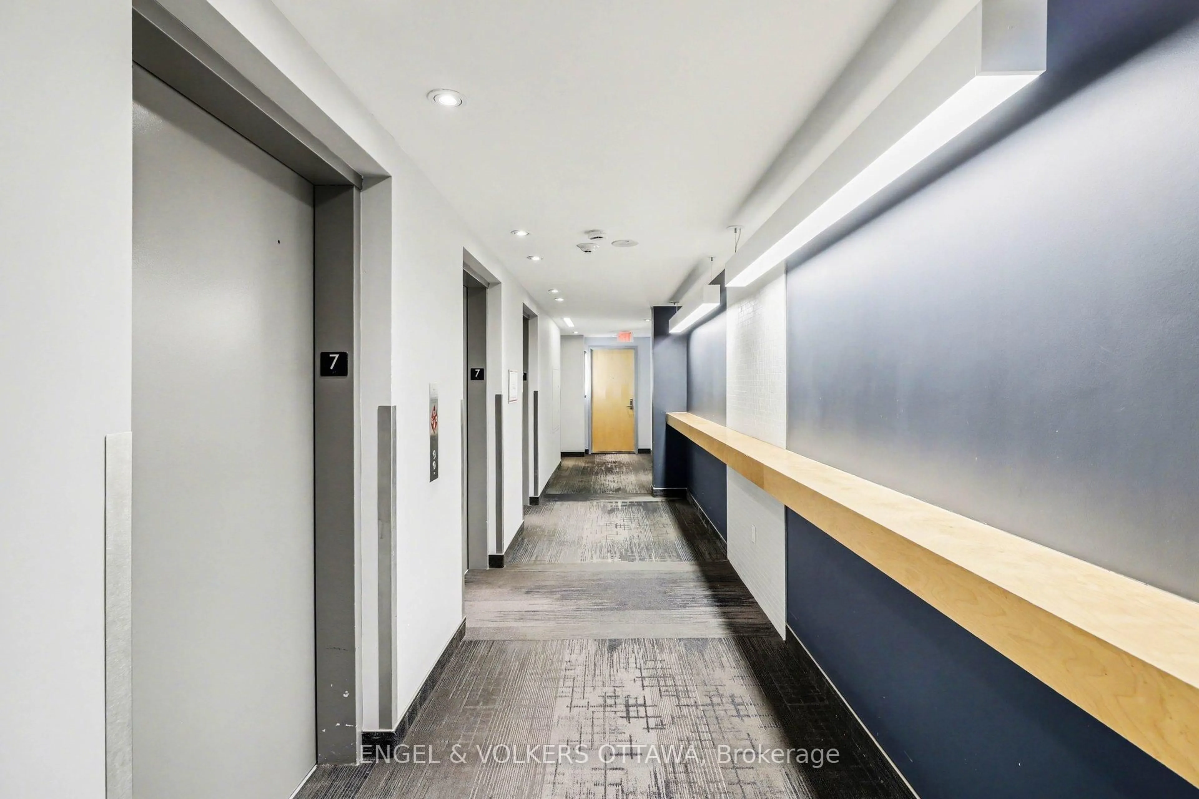 Indoor foyer for 179 Metcalfe St #701, Ottawa Ontario K2P 0W1