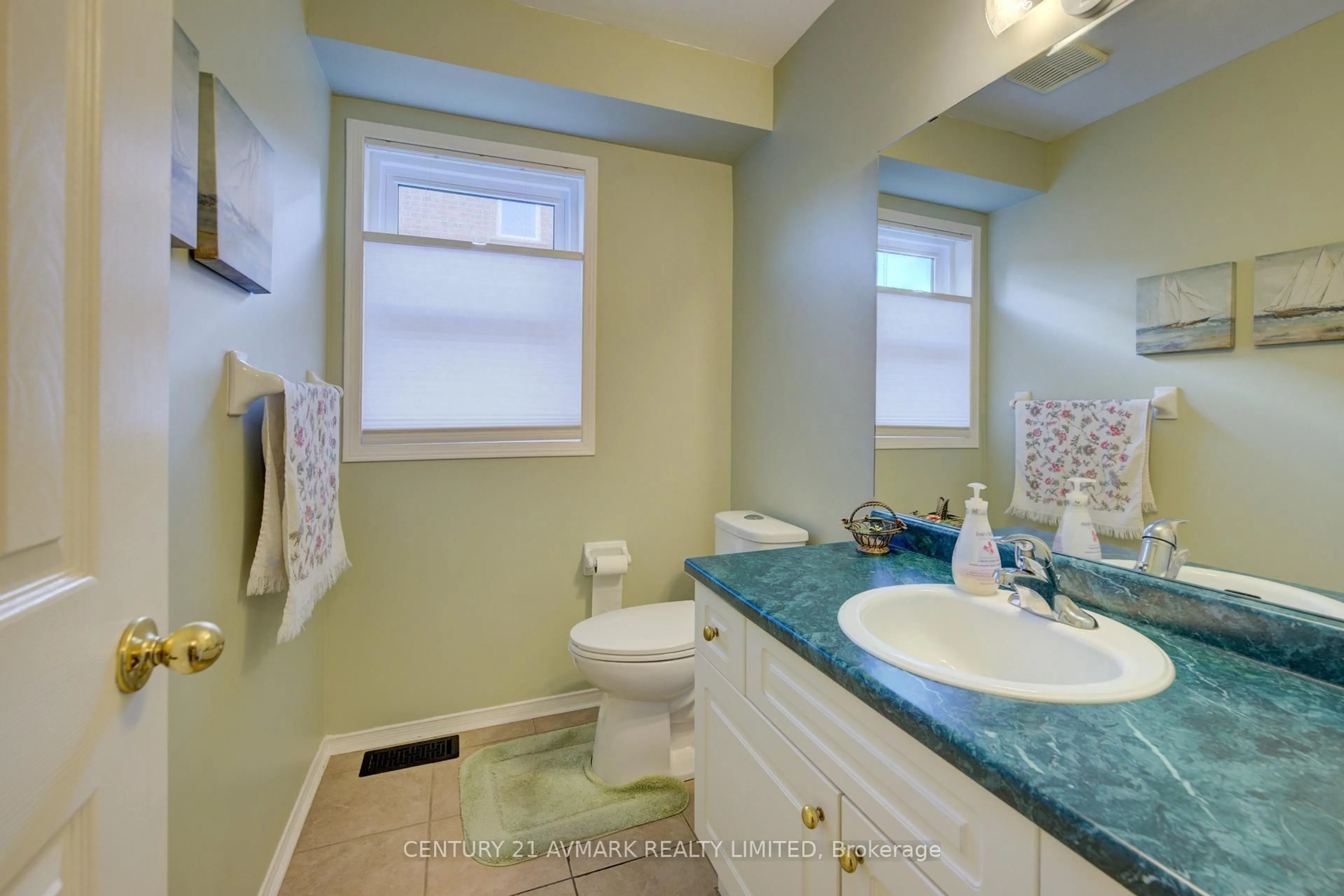 Standard bathroom, ceramic/tile floor for 4893 NORTHGATE Cres, Lincoln Ontario L3J 0E6