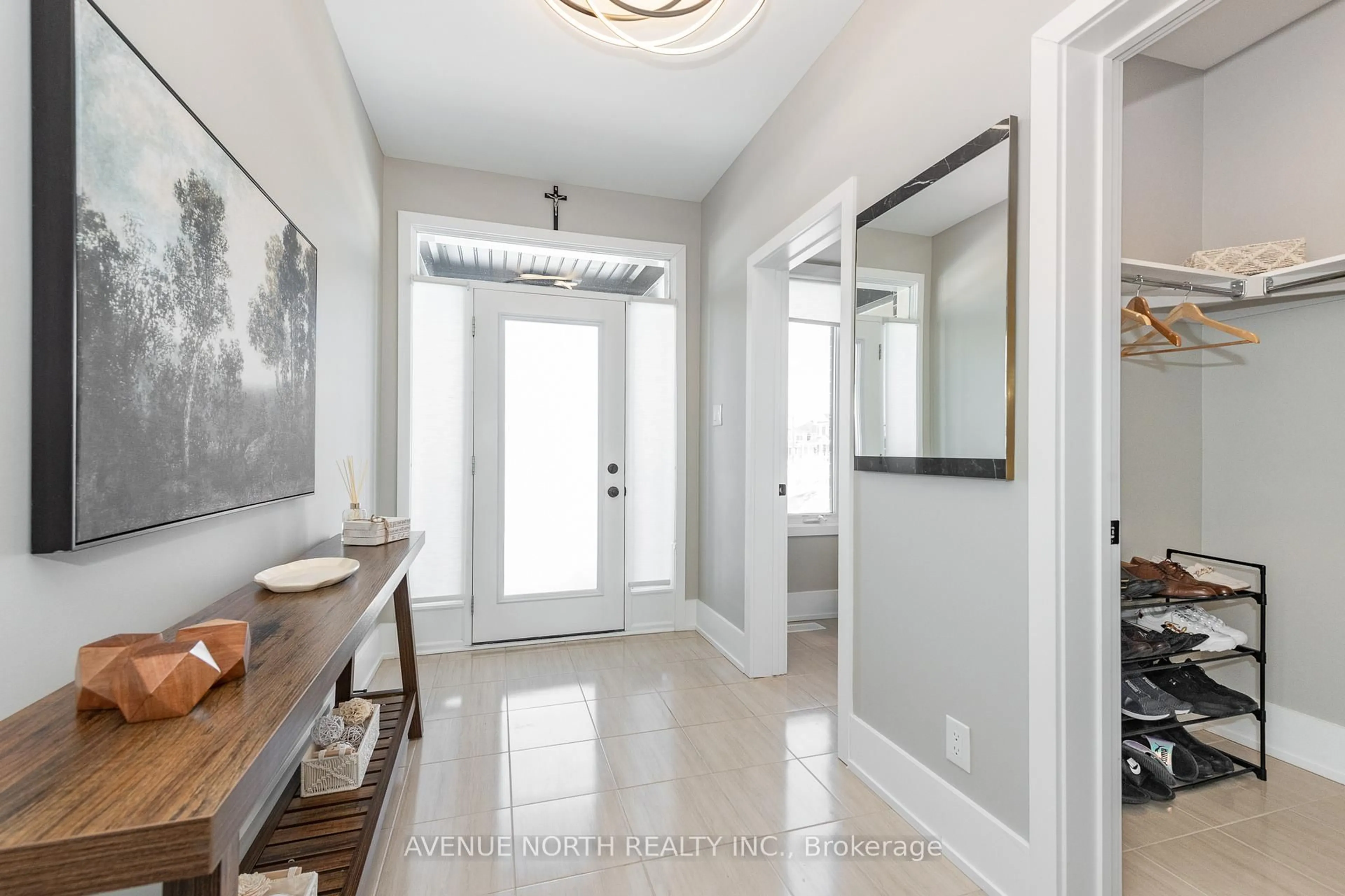 Indoor entryway for 805 Henslows Circ, Orleans Ontario K4A 5H6