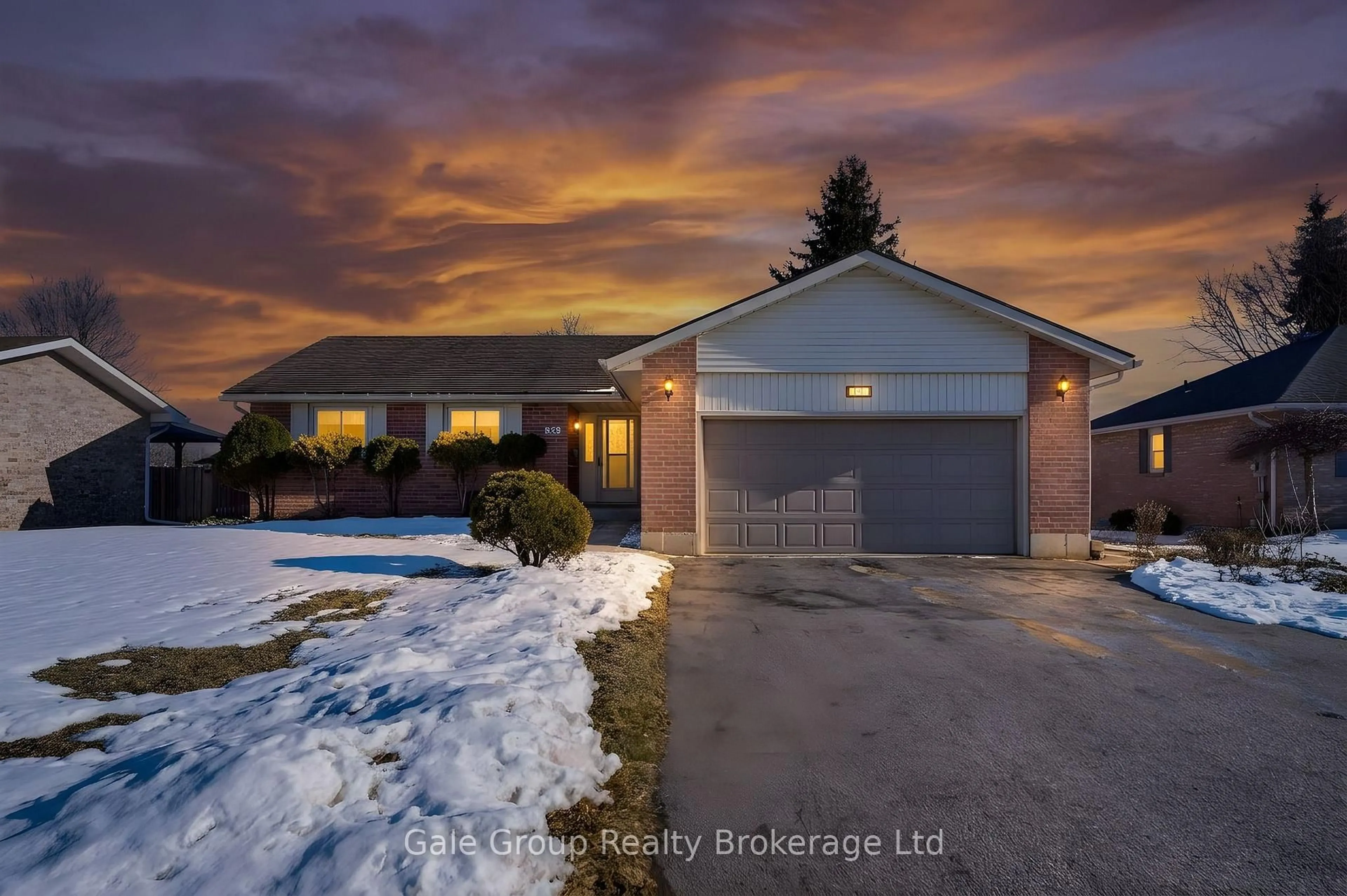A pic from outside/outdoor area/front of a property/back of a property/a pic from drone, unknown for 38 Adams Ave, Tillsonburg Ontario N4G 5B3