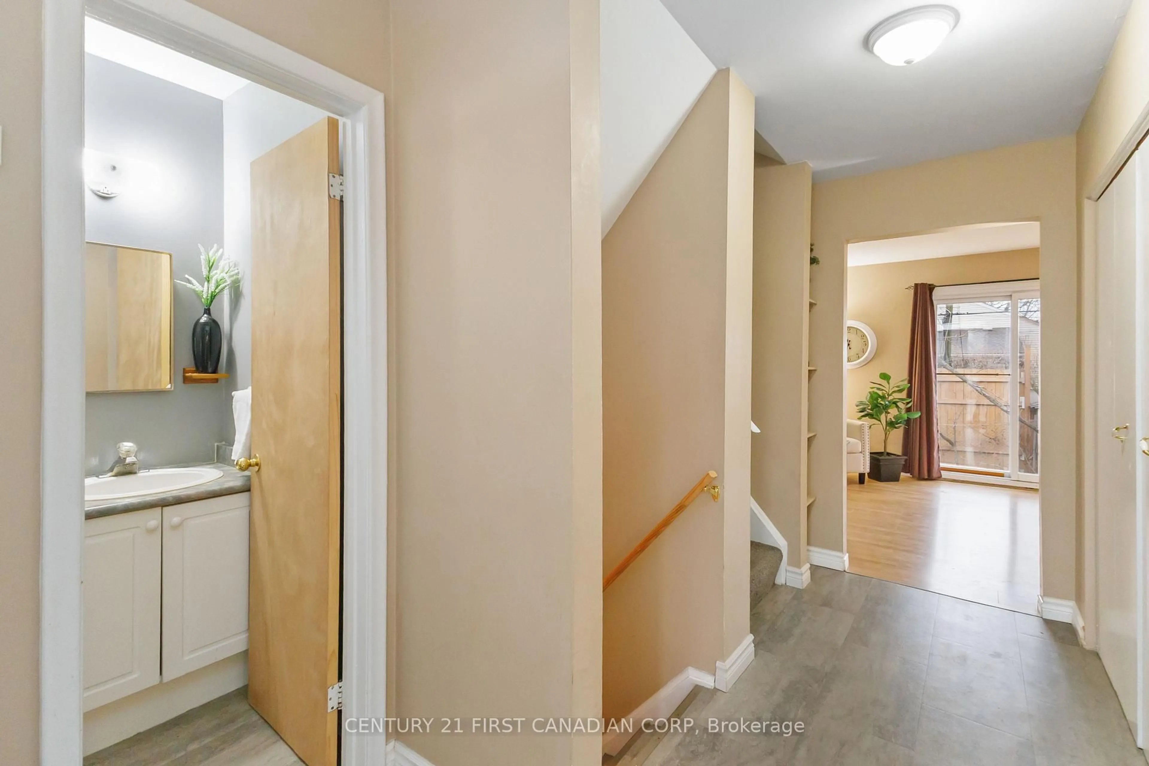 Indoor entryway for 165 Boullee St, London East Ontario N5Y 1T9