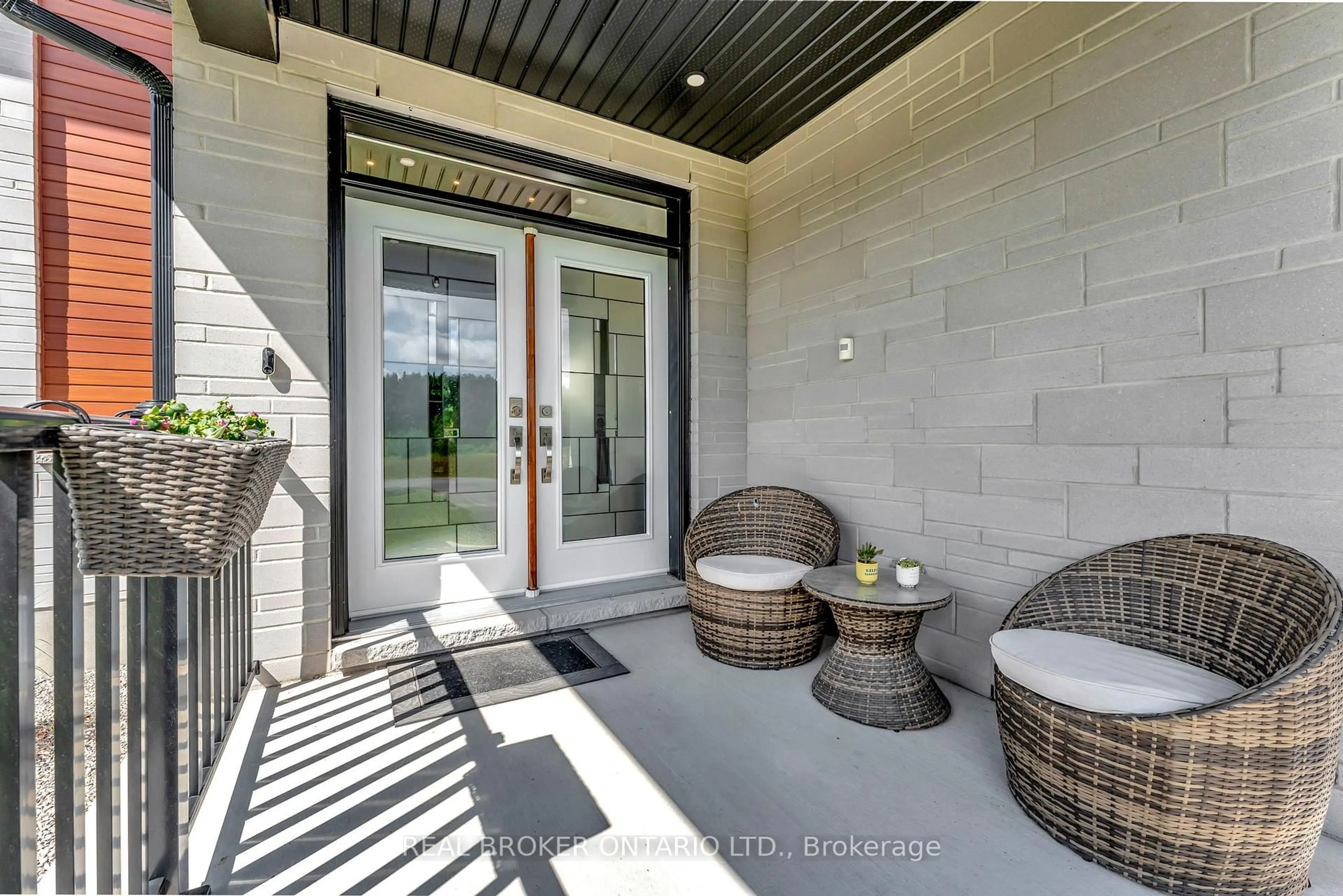 Indoor entryway for 114 Smith Rd, North Grenville Ontario K0G 1T0