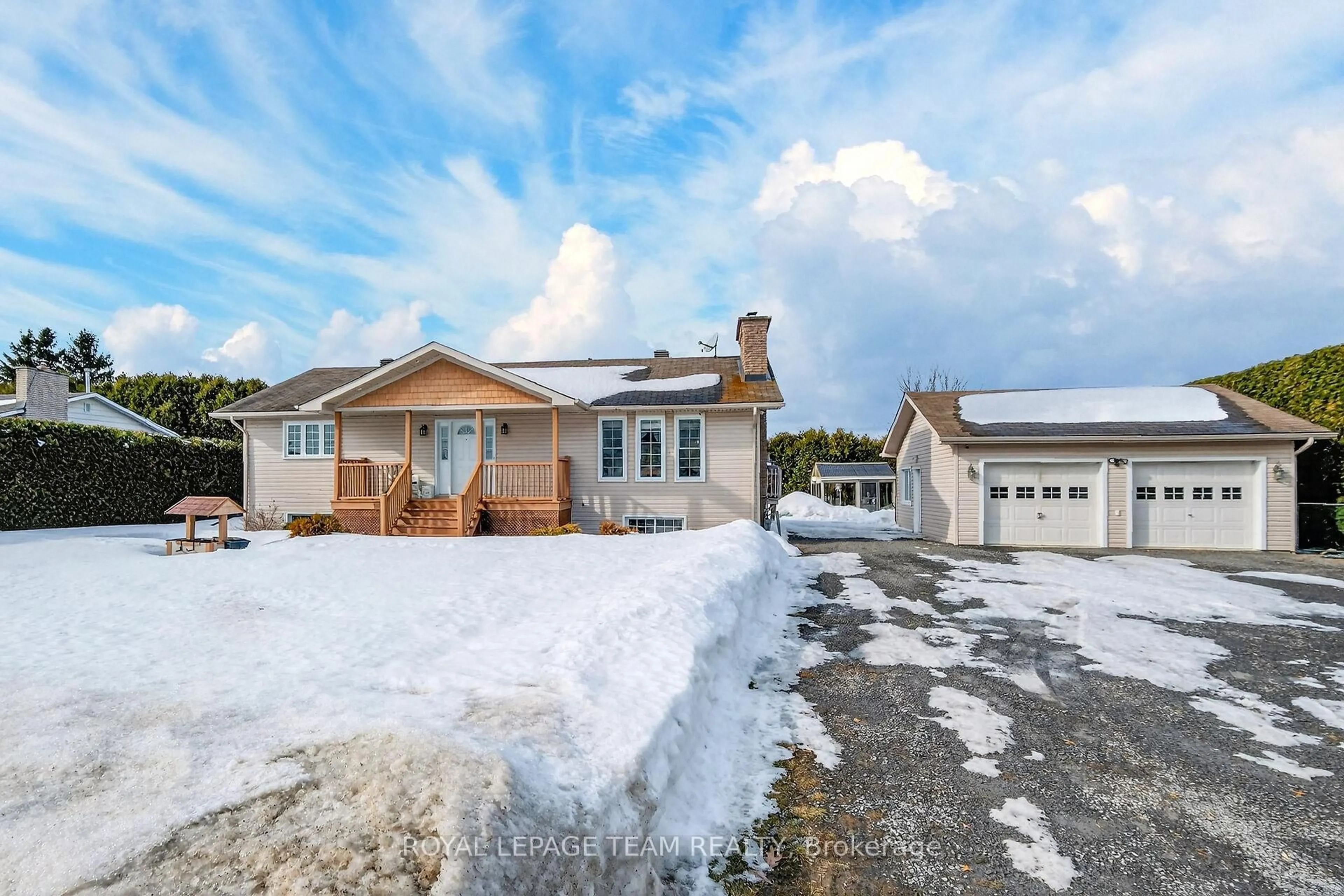 A pic from outside/outdoor area/front of a property/back of a property/a pic from drone, unknown for 955 Lacroix Rd, Clarence-Rockland Ontario K0A 2A0