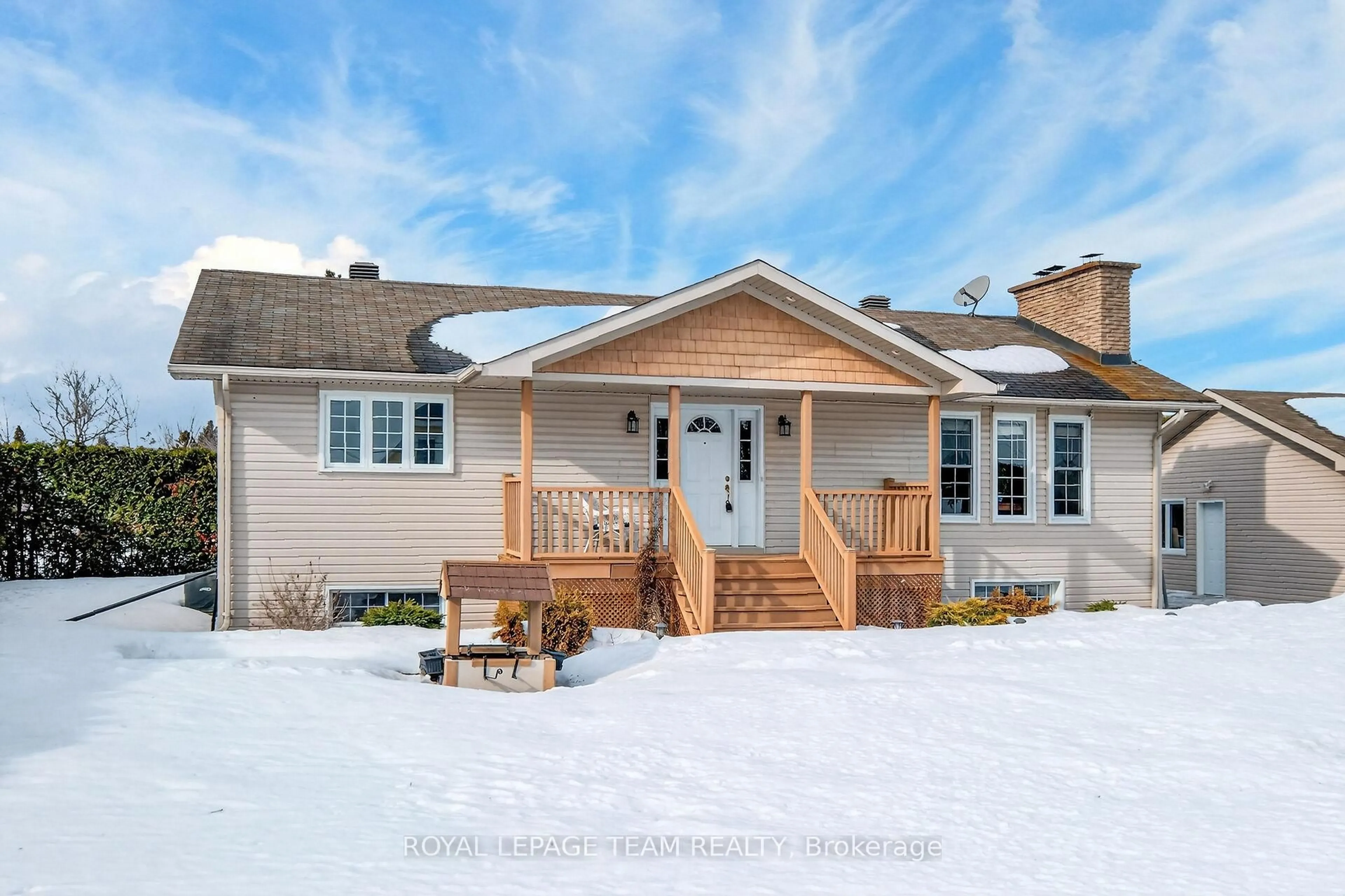 Home with vinyl exterior material, street for 955 Lacroix Rd, Clarence-Rockland Ontario K0A 2A0