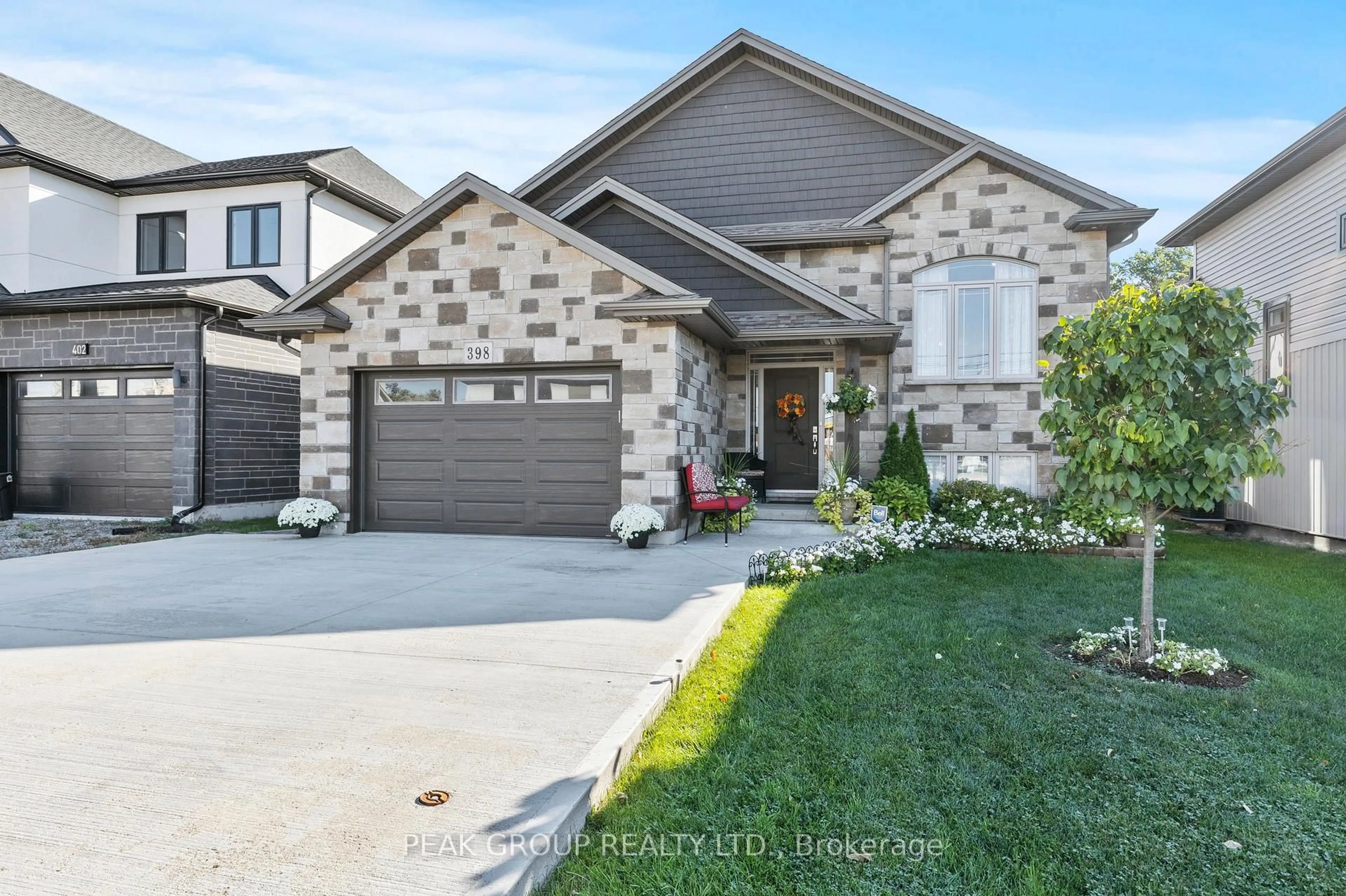 Home with brick exterior material, street for 398 AQUEDUCT St, Welland Ontario L3C 0H3