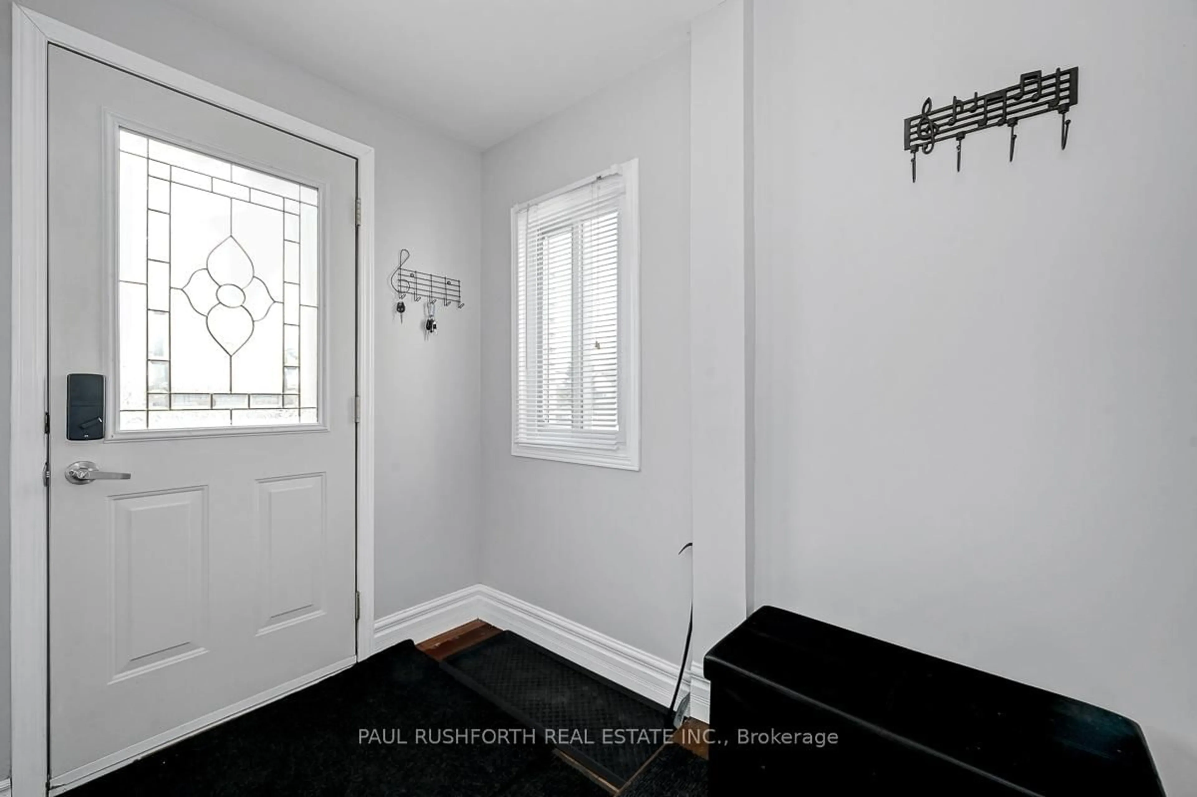 Indoor entryway for 1401 Mcmahon Ave, Ottawa Ontario K1T 1C2
