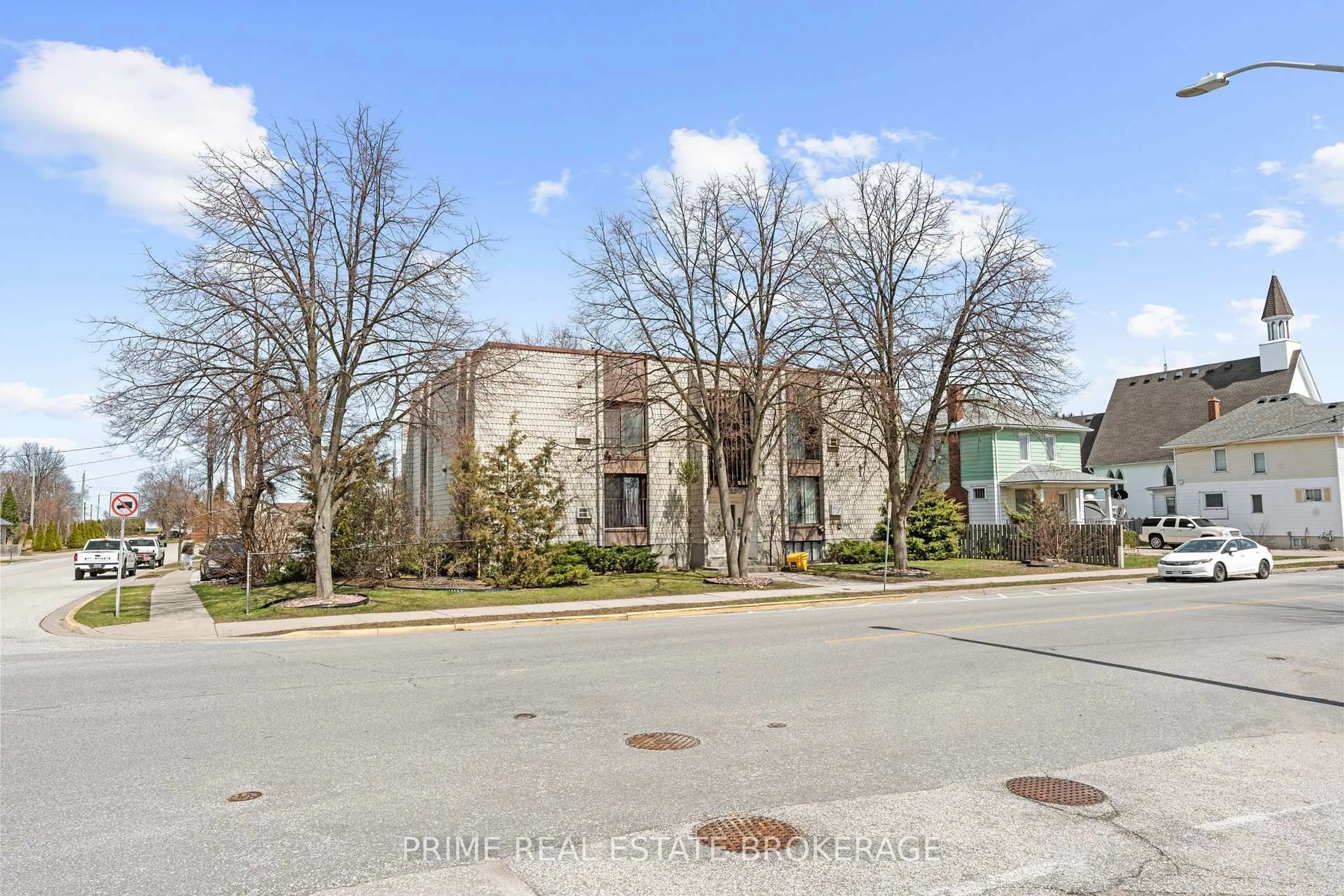 A pic from outside/outdoor area/front of a property/back of a property/a pic from drone, street for 204 Michigan Ave, Point Edward Ontario N7V 1E8