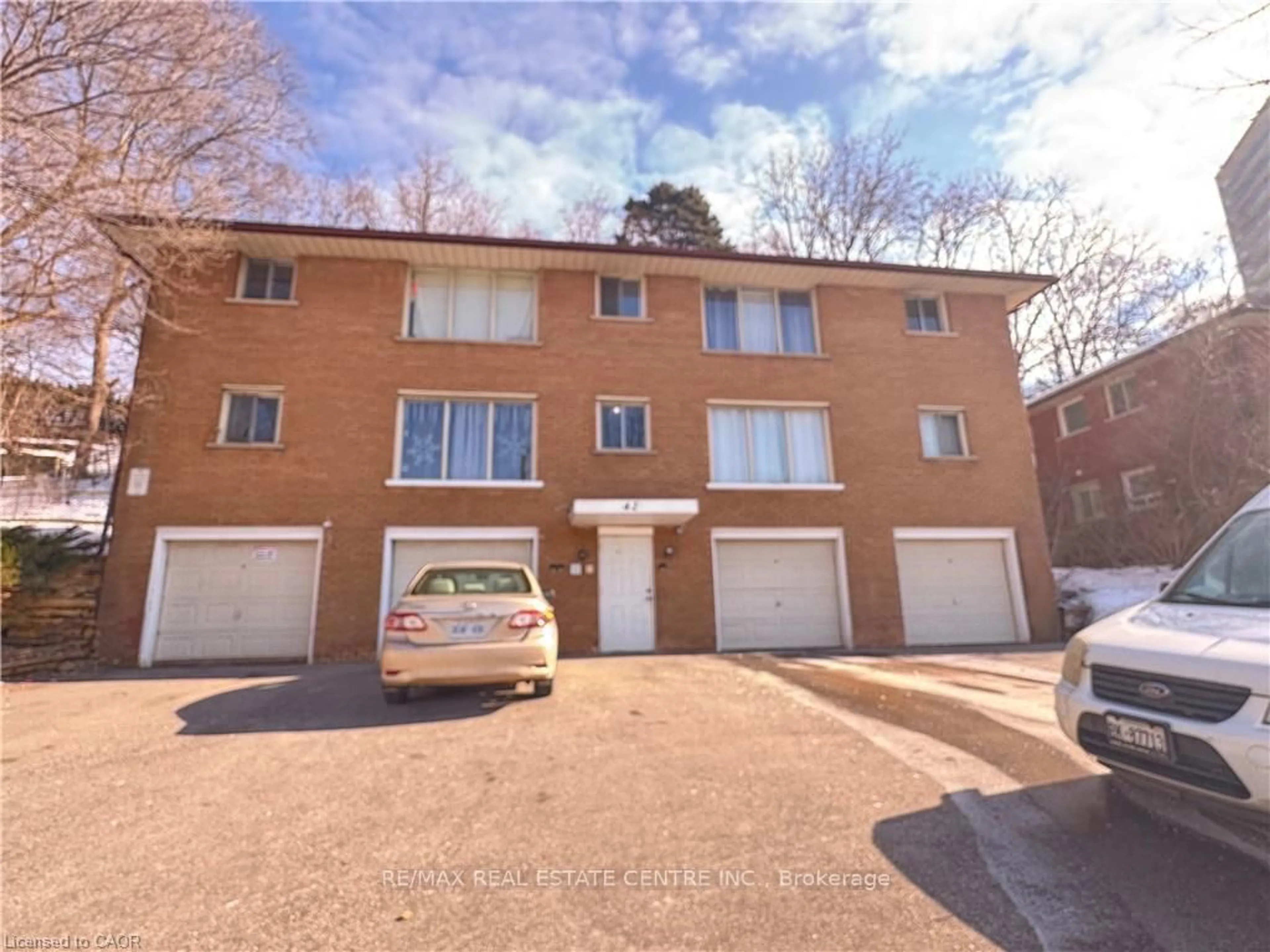 A pic from outside/outdoor area/front of a property/back of a property/a pic from drone, street for 42 Market St, Cambridge Ontario N1R 3T2