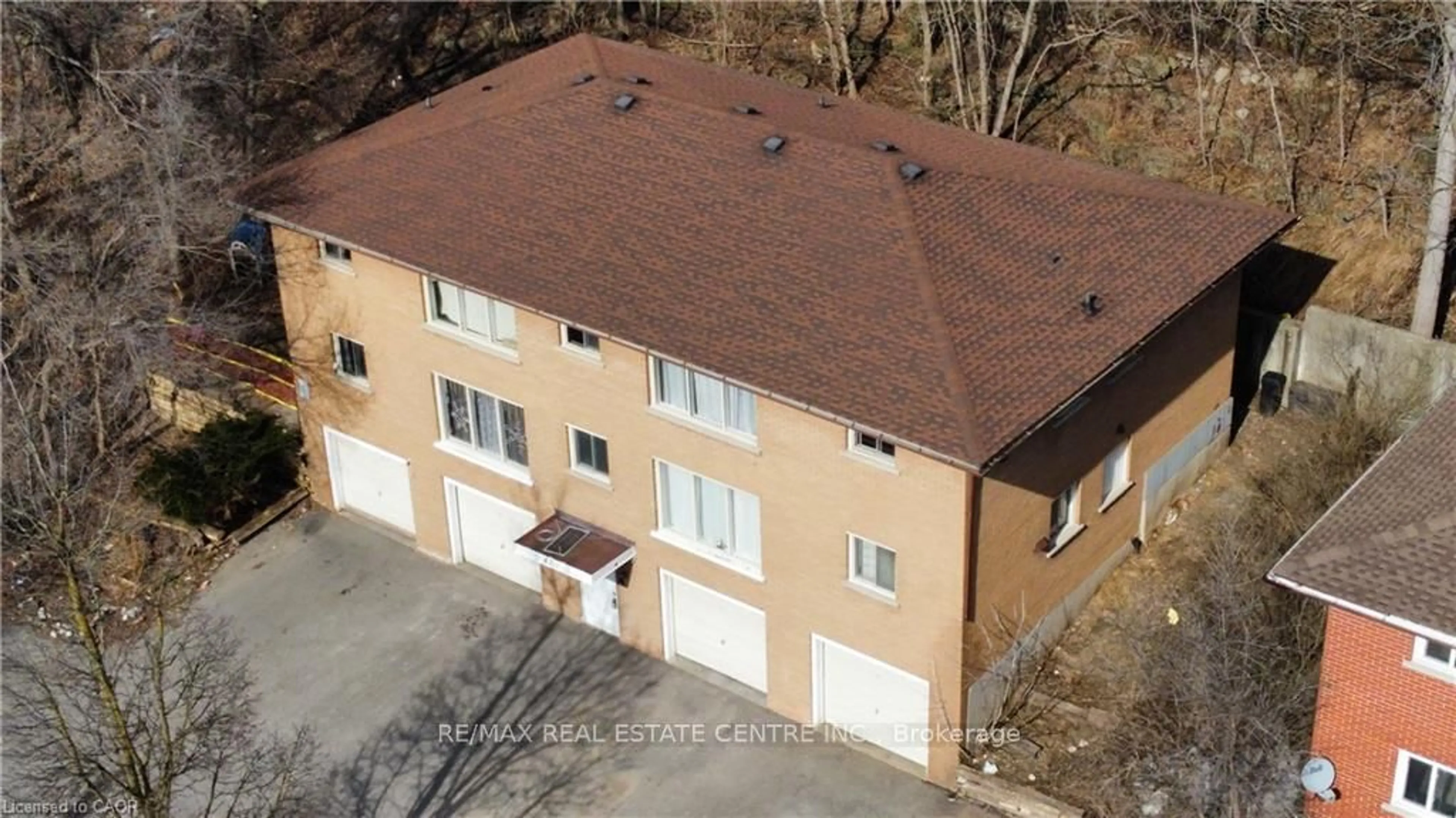 A pic from outside/outdoor area/front of a property/back of a property/a pic from drone, building for 42 Market St, Cambridge Ontario N1R 3T2