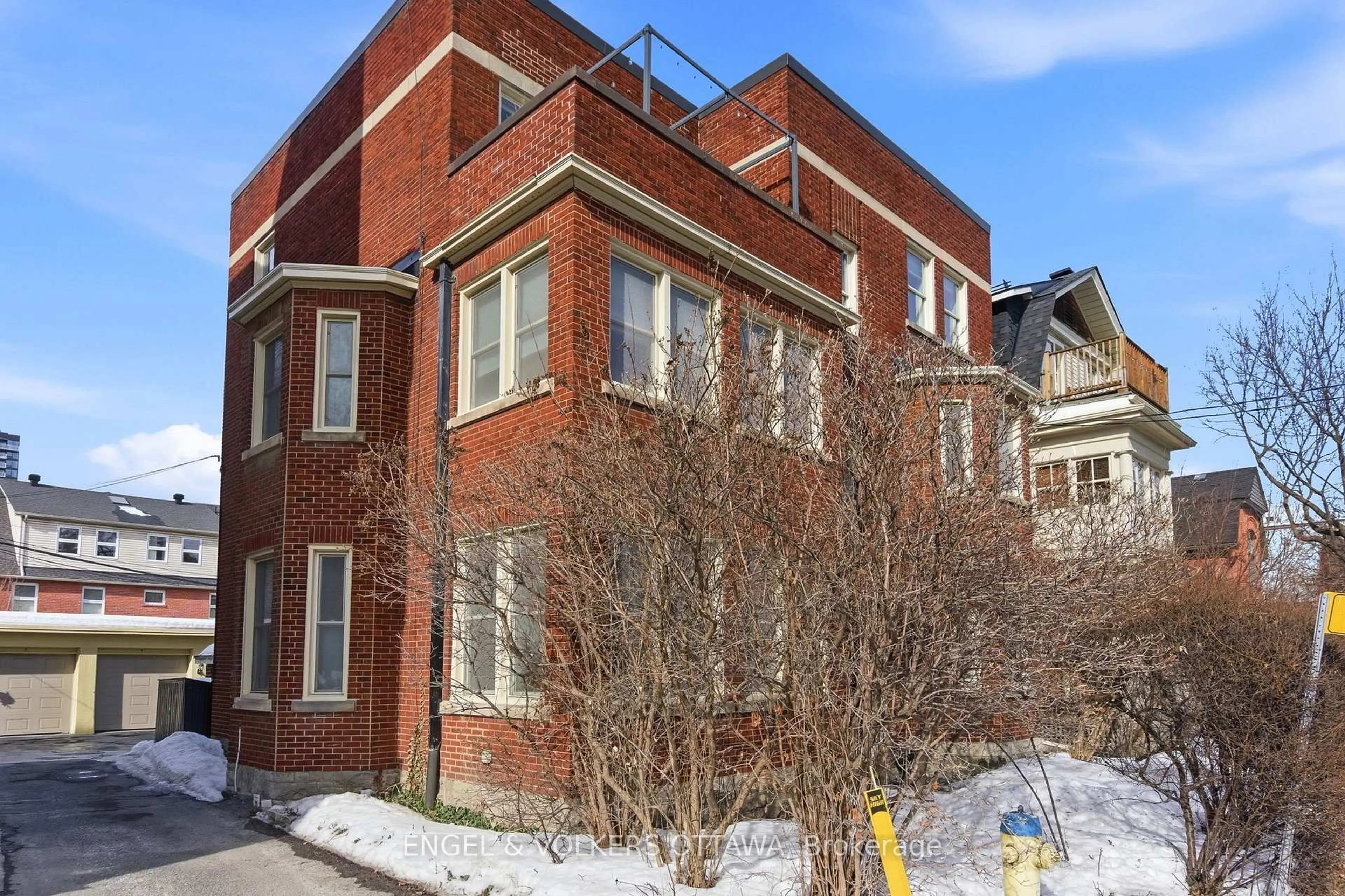 Home with brick exterior material, building for 179 Wilbrod St #1, Ottawa Ontario K1N 6L4