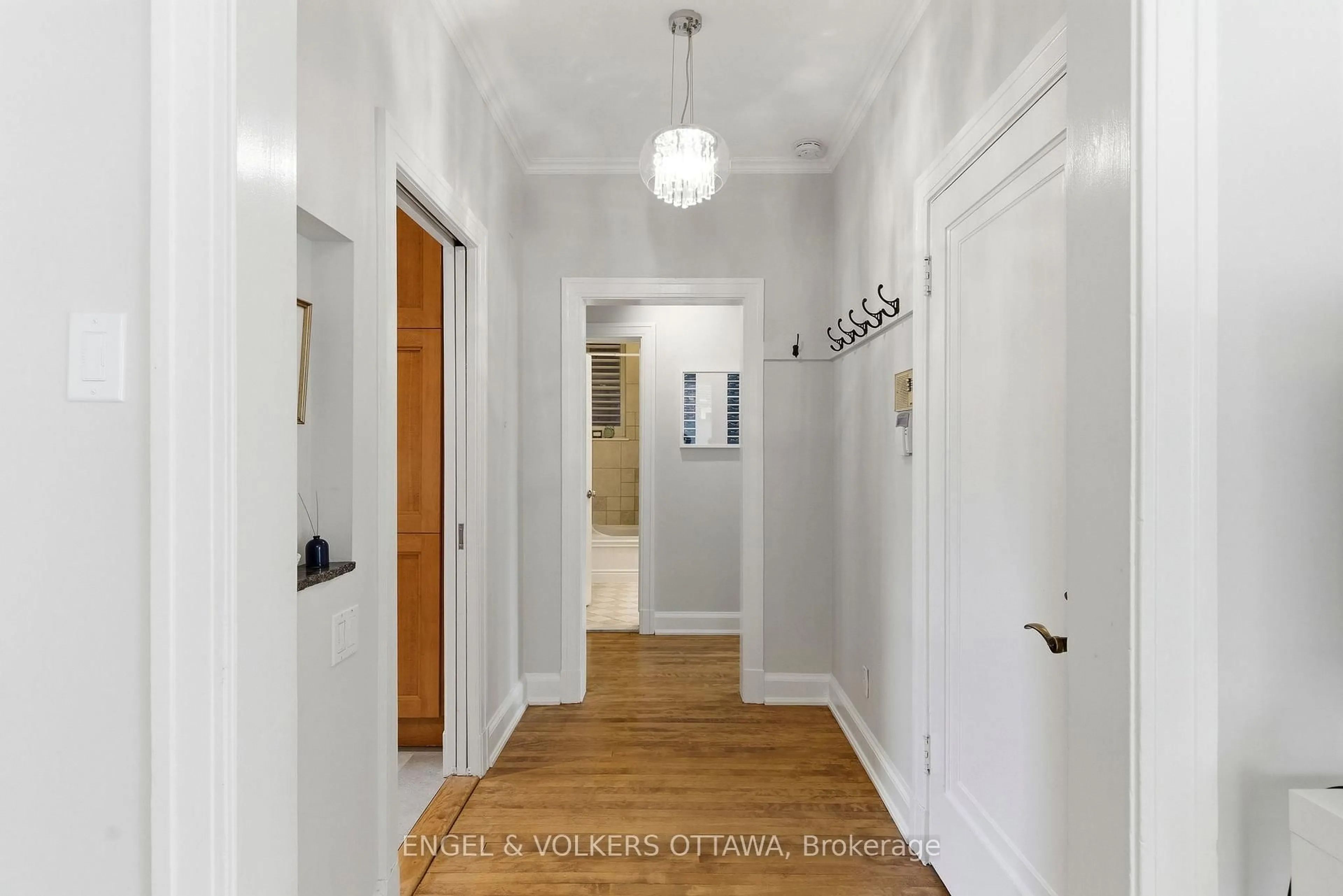 Indoor foyer for 179 Wilbrod St #1, Ottawa Ontario K1N 6L4