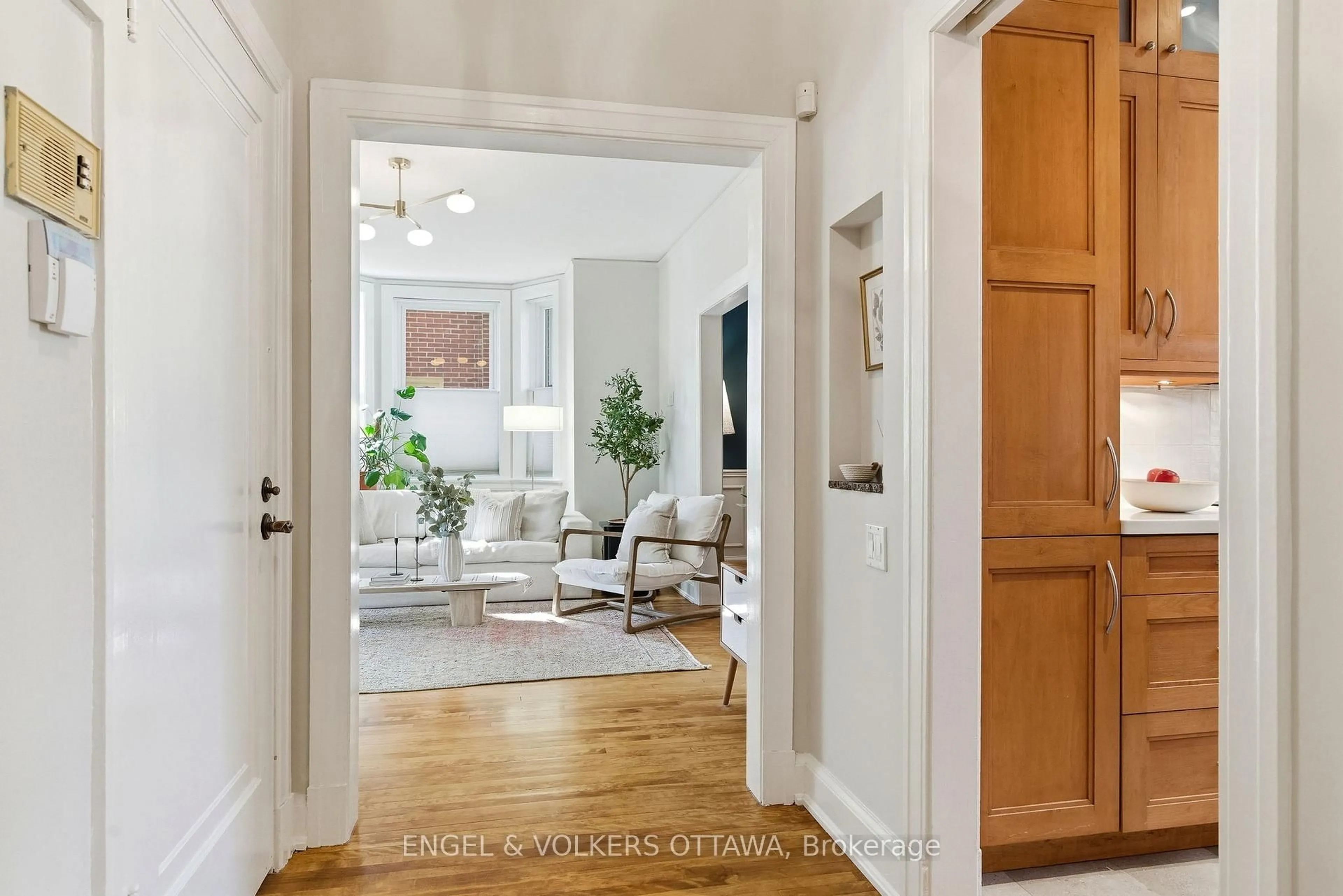 Indoor entryway for 179 Wilbrod St #1, Ottawa Ontario K1N 6L4