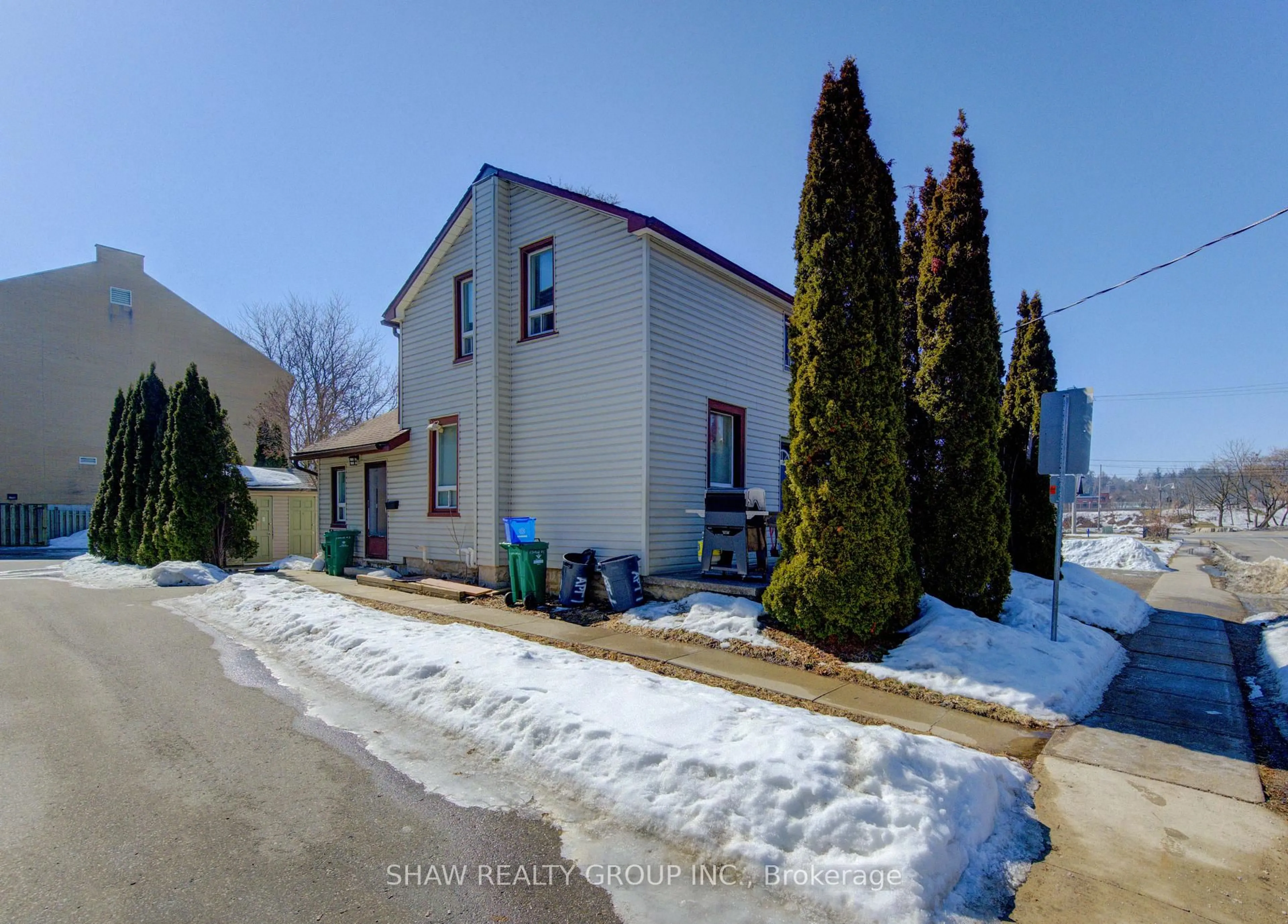A pic from outside/outdoor area/front of a property/back of a property/a pic from drone, street for 11 Simcoe St, Cambridge Ontario N1R 1N7