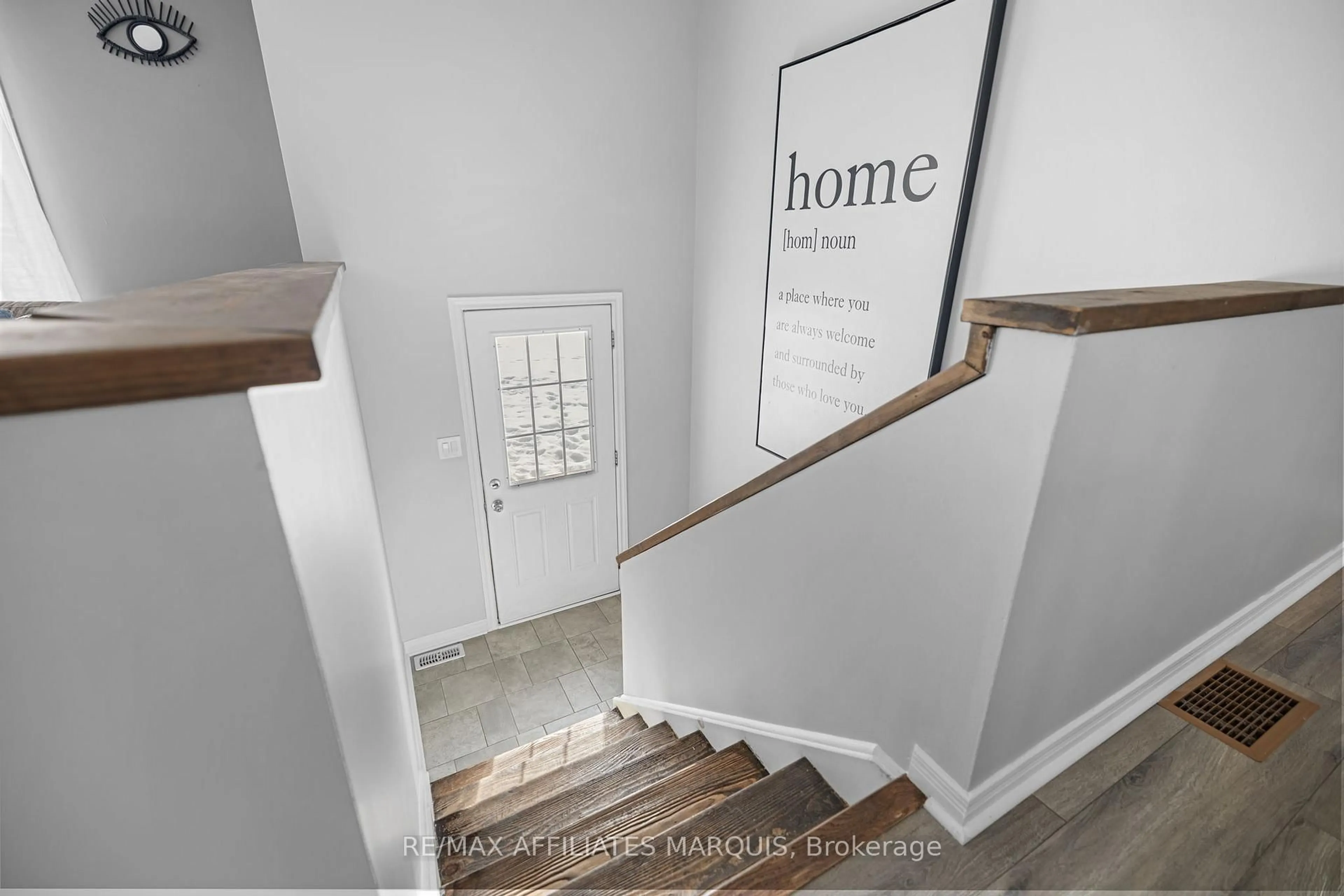 Indoor entryway for 156 Duncan St, Smiths Falls Ontario K7A 4S4