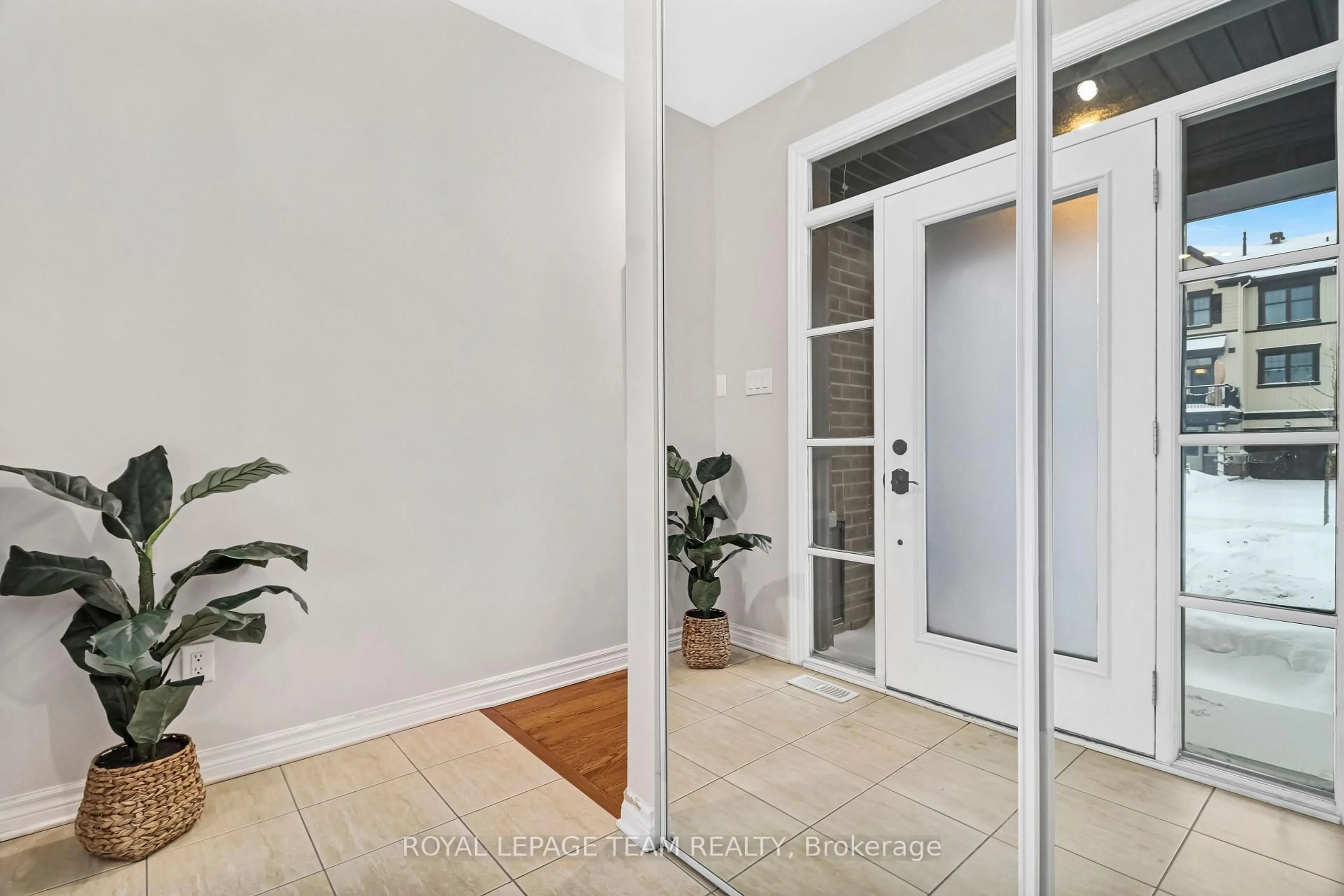 Indoor entryway for 918 Kilbirnie Dr, Ottawa Ontario K2J 6G2