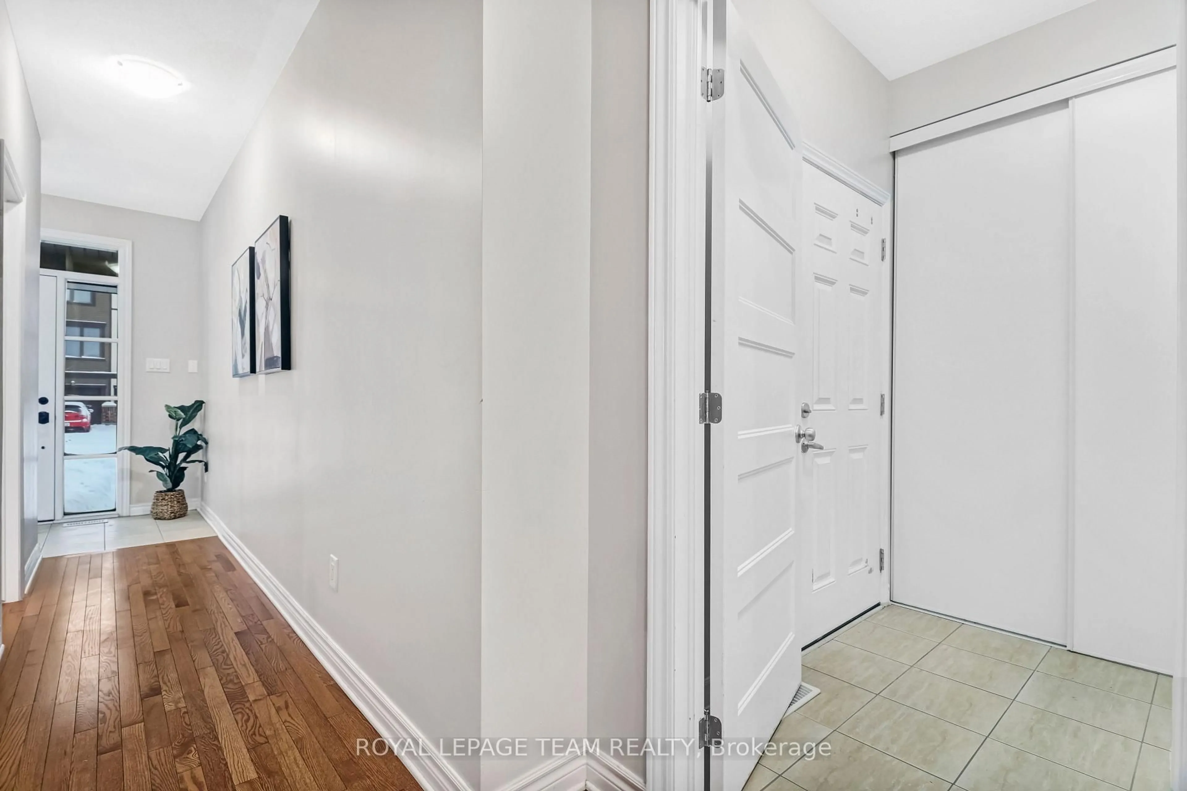 Indoor entryway for 918 Kilbirnie Dr, Ottawa Ontario K2J 6G2