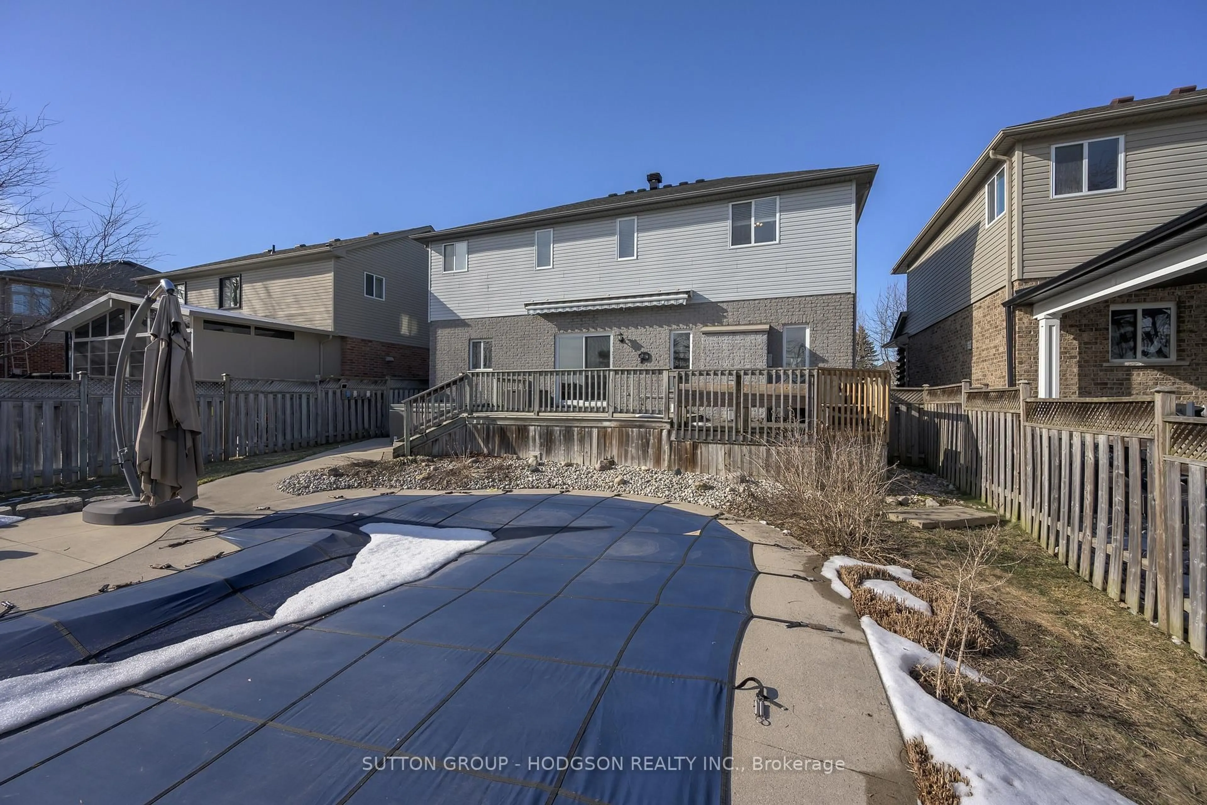 A pic from outside/outdoor area/front of a property/back of a property/a pic from drone, street for 42 Oakmont Gdns, Middlesex Centre Ontario N0M 2A0