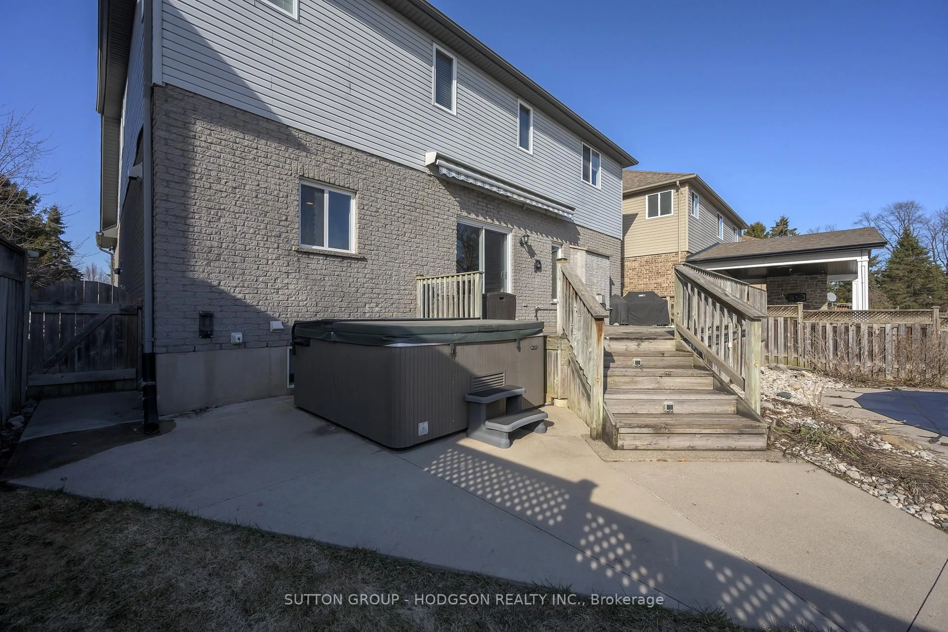 Patio, street for 42 Oakmont Gdns, Middlesex Centre Ontario N0M 2A0