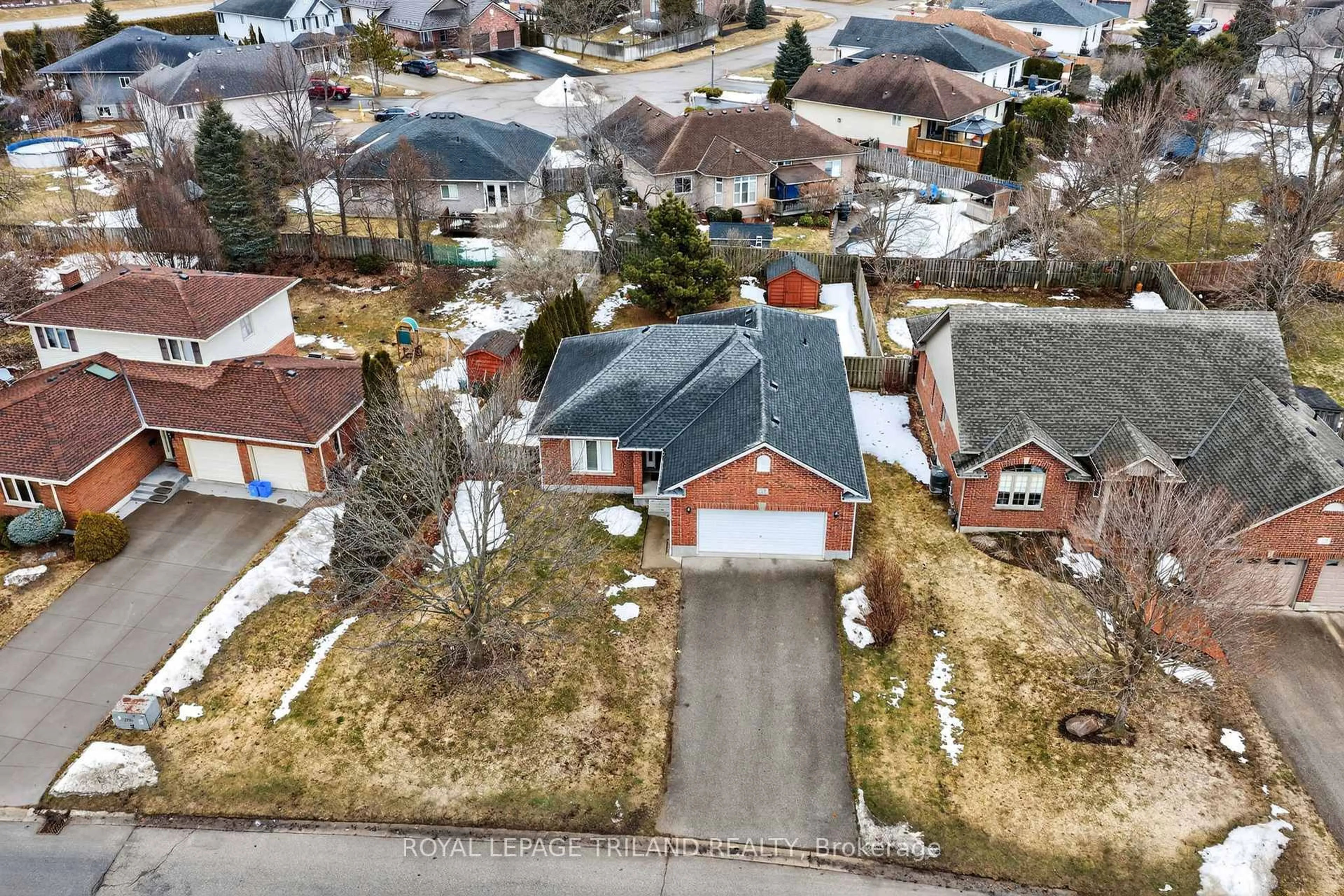 A pic from outside/outdoor area/front of a property/back of a property/a pic from drone, street for 214 Mitchell Crt, Thames Centre Ontario N0L 1G3
