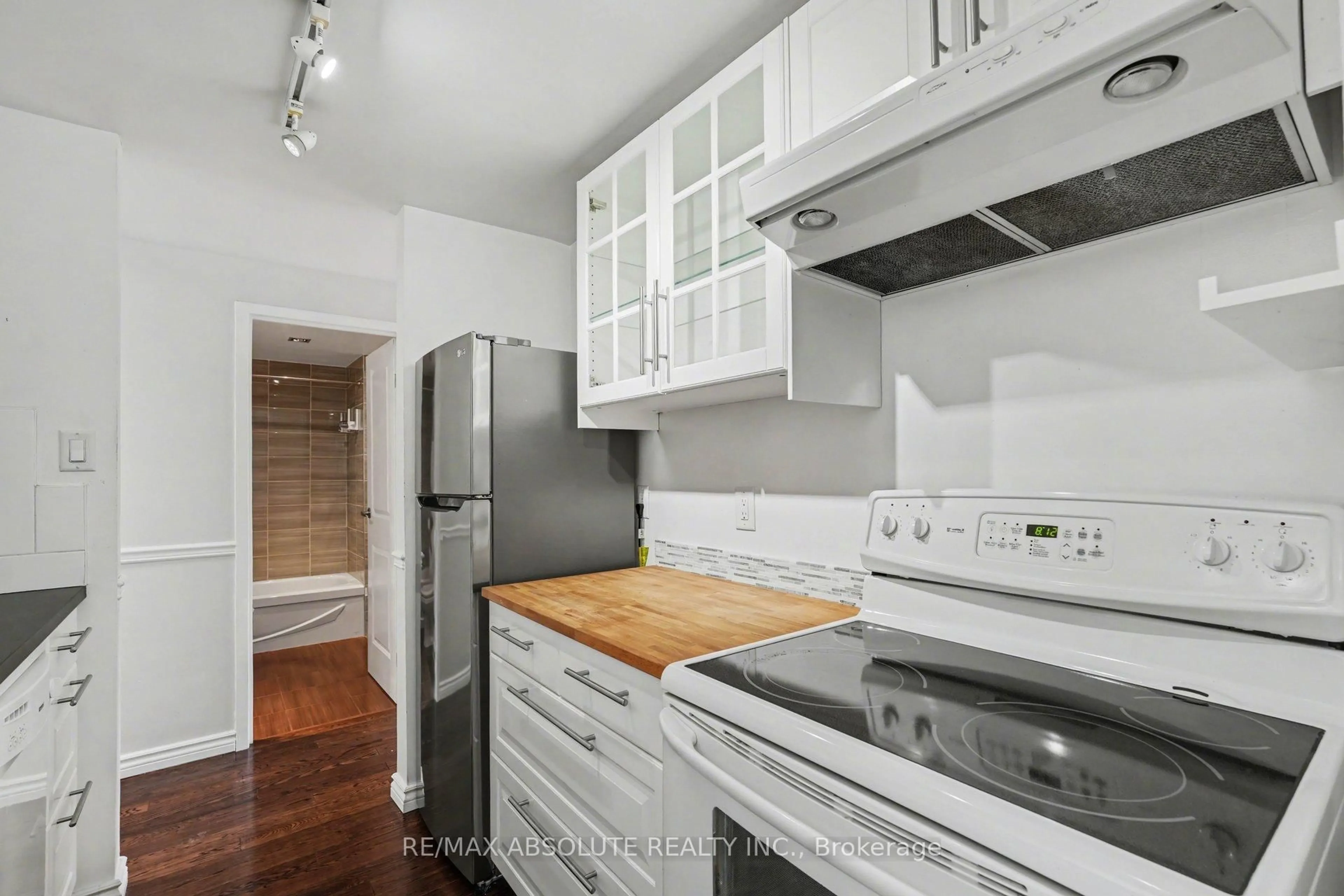 Standard kitchen, wood/laminate floor for 1177 Belanger Ave #305, Ottawa Ontario K1H 8N7