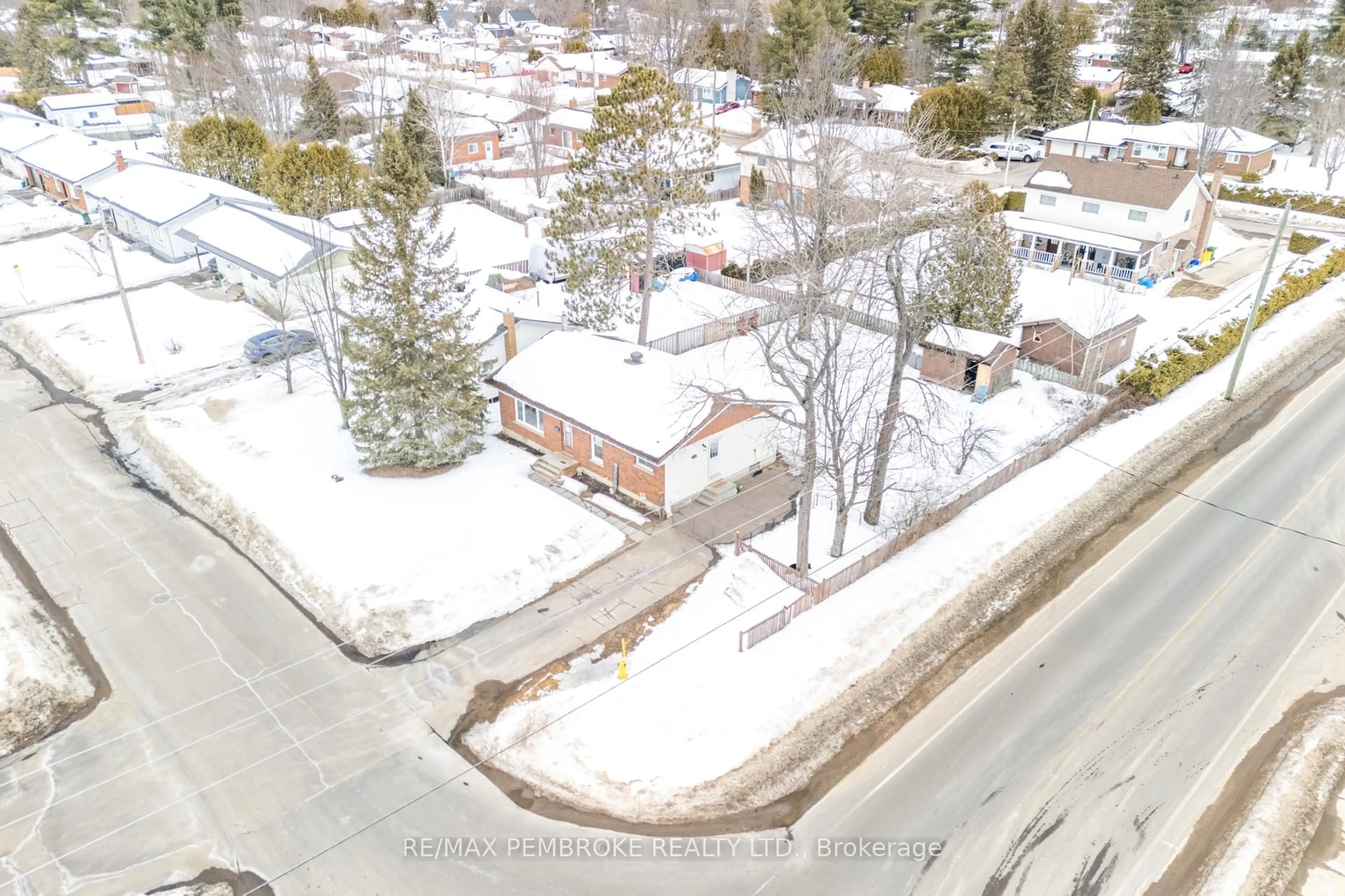 A pic from outside/outdoor area/front of a property/back of a property/a pic from drone, street for 114 Hemlock St, Petawawa Ontario K8H 3C2