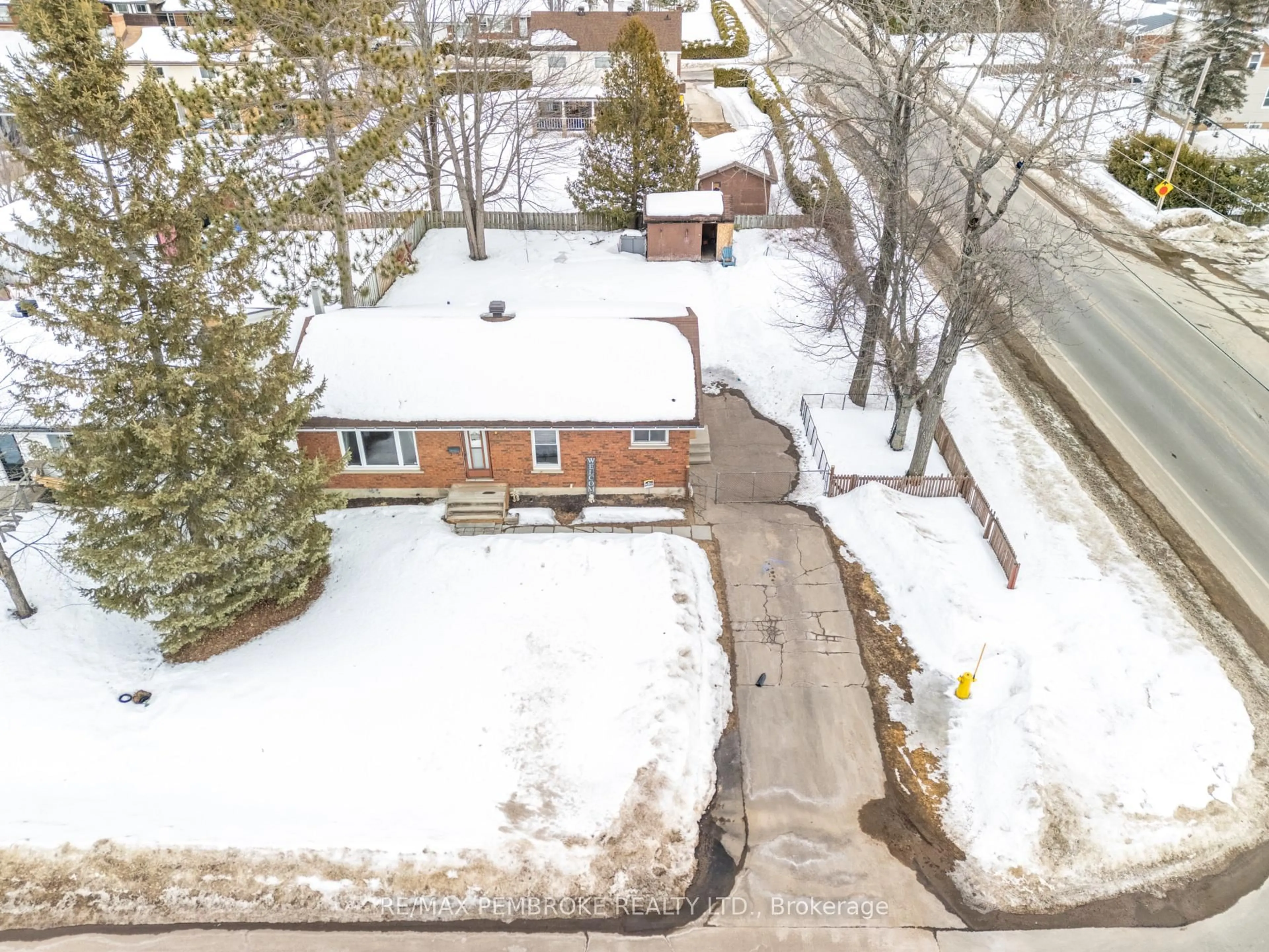 A pic from outside/outdoor area/front of a property/back of a property/a pic from drone, street for 114 Hemlock St, Petawawa Ontario K8H 3C2